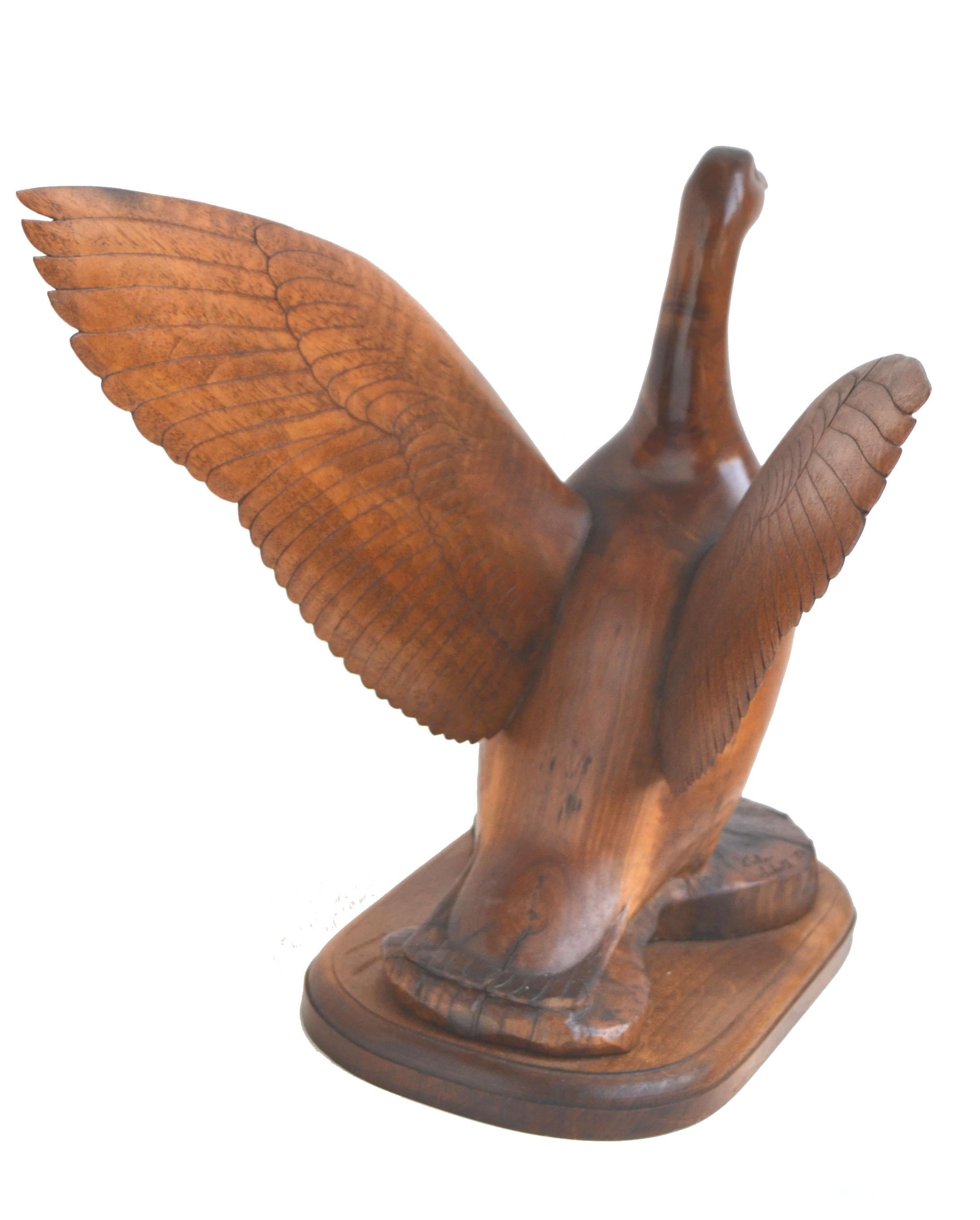 Sculpture d'oie aux ailes tendues sculptée à la main en vente 7