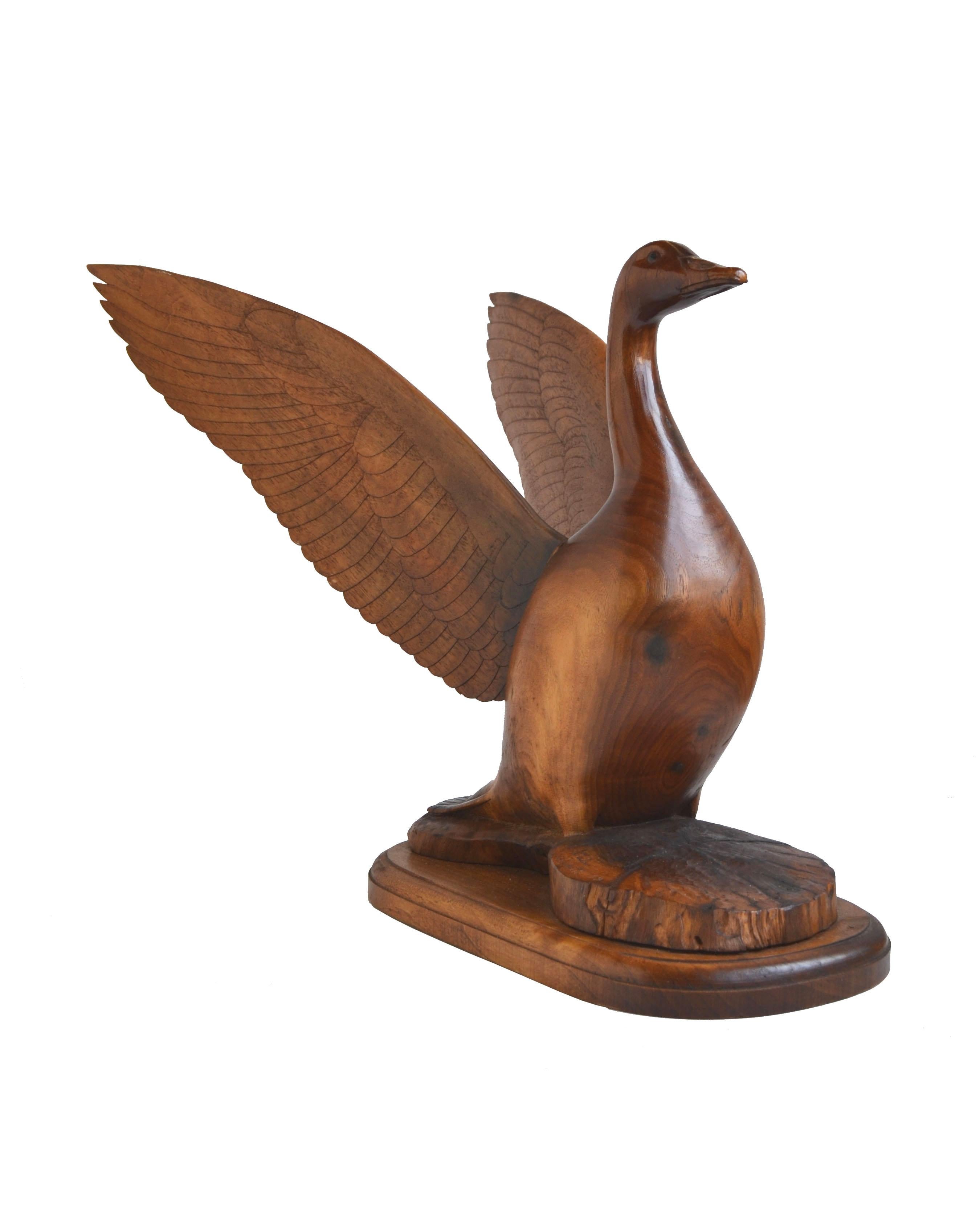 Sculpture d'oie aux ailes tendues sculptée à la main - Marron Figurative Sculpture par Dale Eugene Schoth