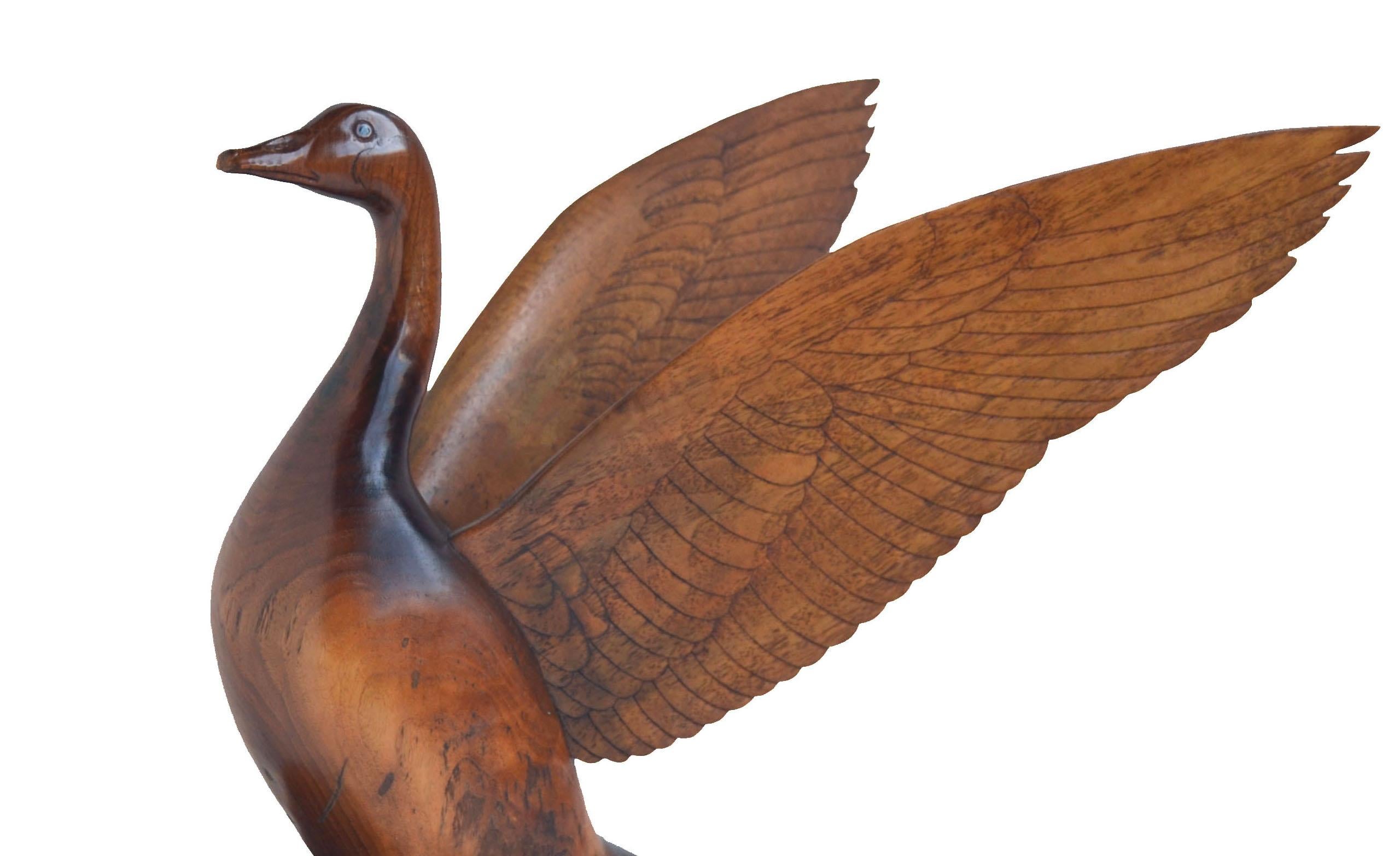 Sculpture d'oie aux ailes tendues sculptée à la main en vente 1