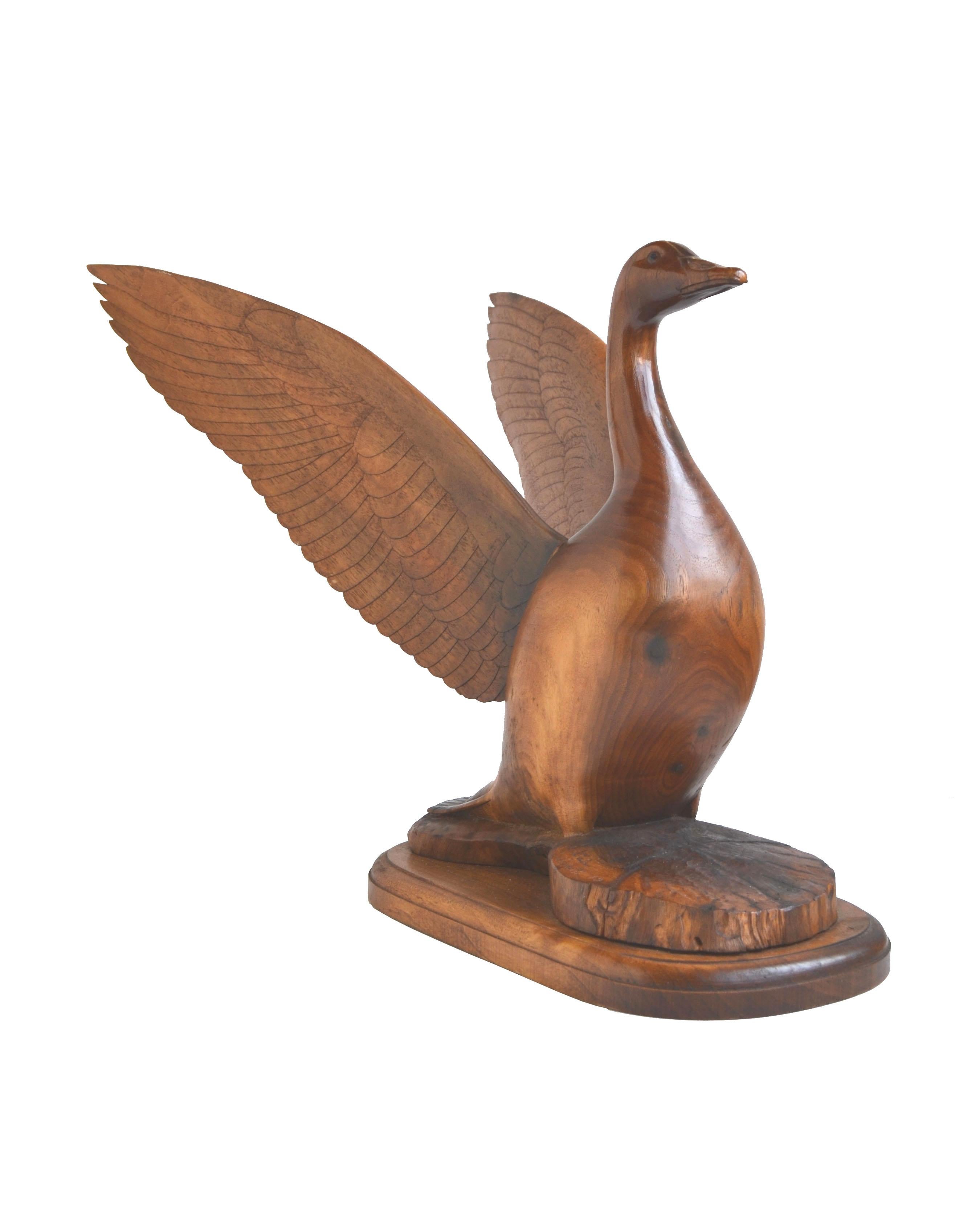 Sculpture d'oie aux ailes tendues sculptée à la main en vente 5