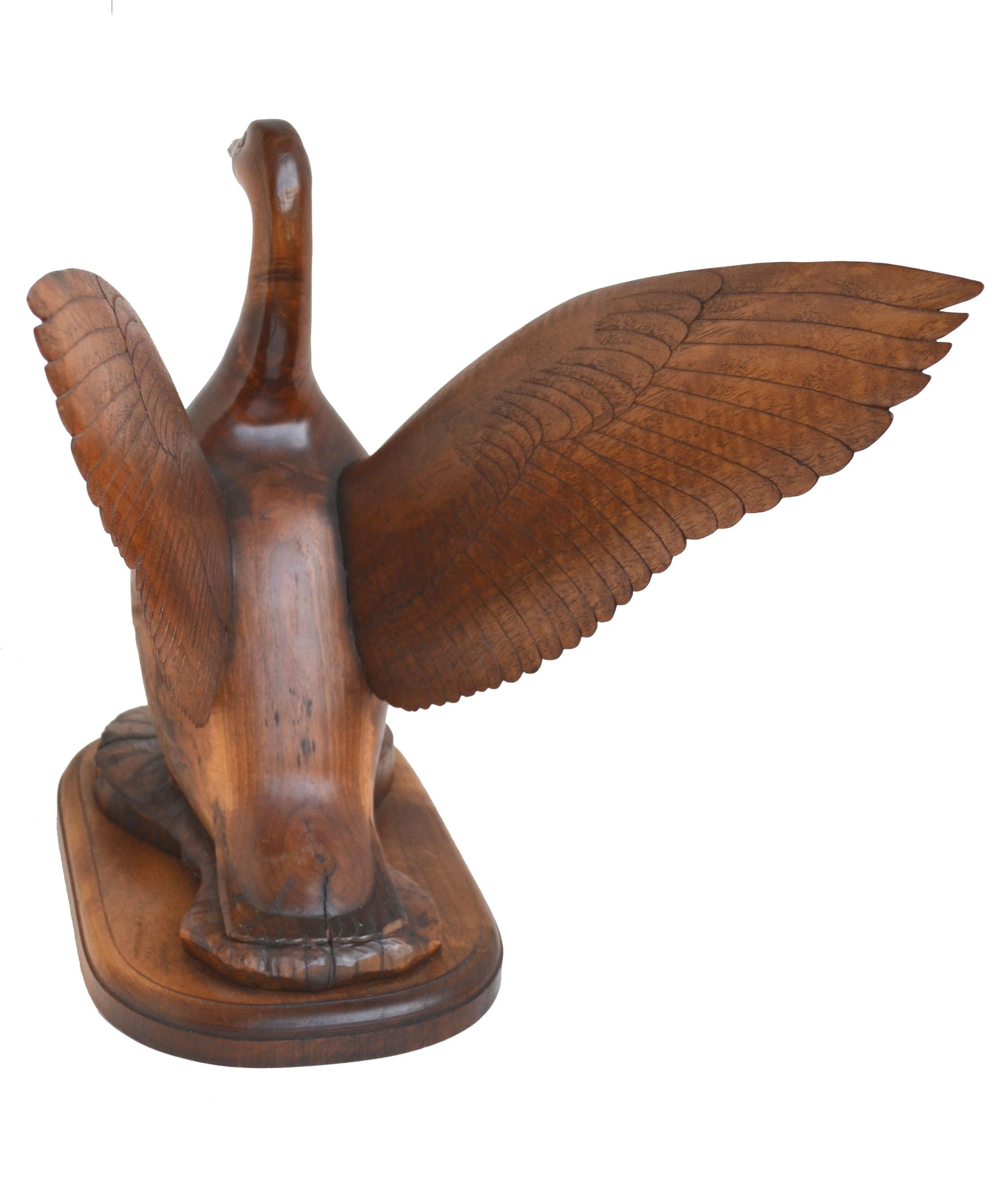 Sculpture d'oie aux ailes tendues sculptée à la main en vente 6