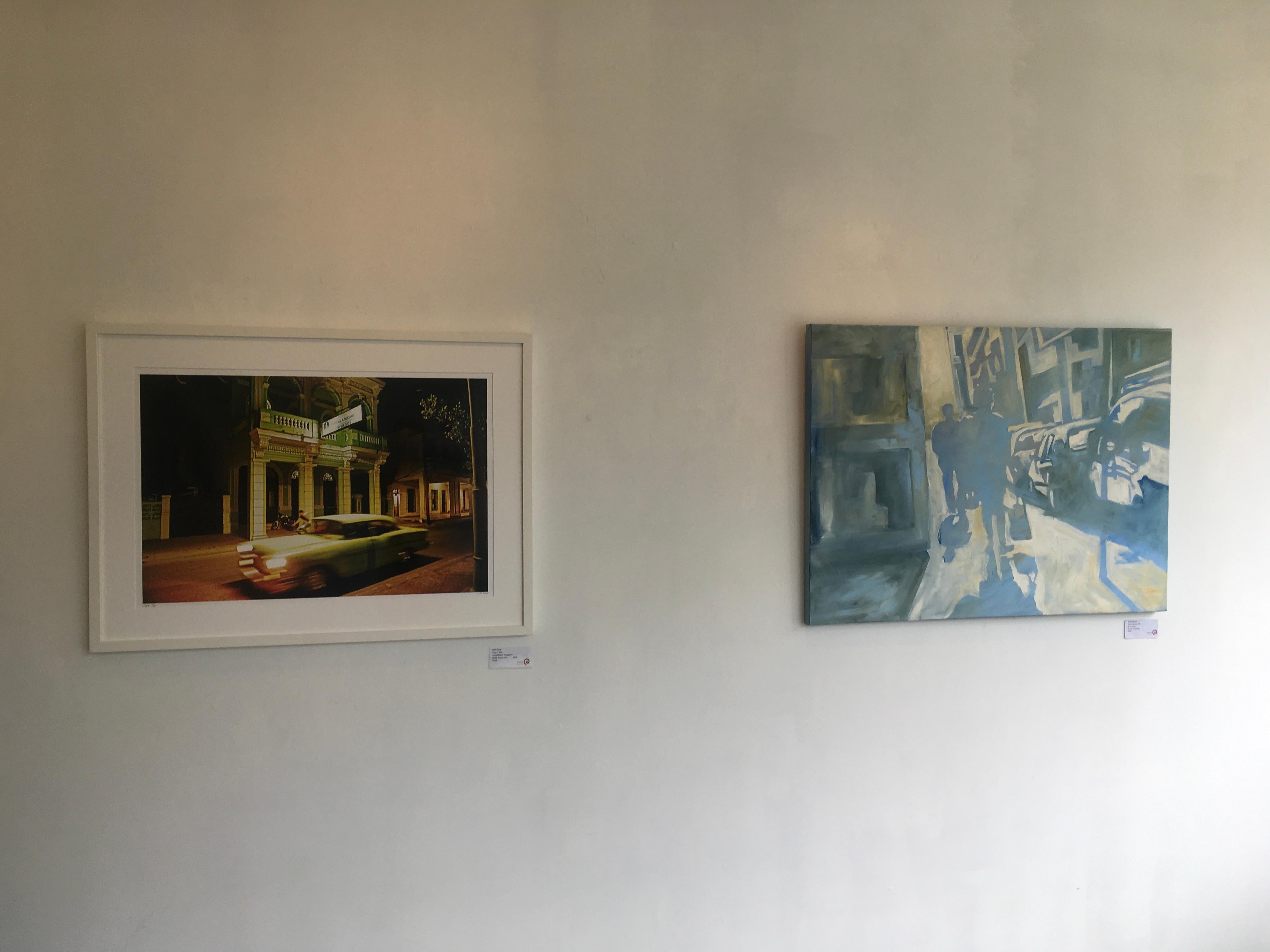 Zurich matin, paysage urbain, figures, ombres, huile, peinture, bâtiments - Gris Landscape Painting par Dale Najarian