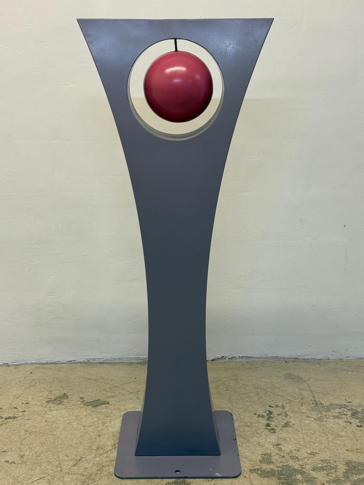 Scultura in acciaio per interni/esterni Rise di Dale Rogers.

