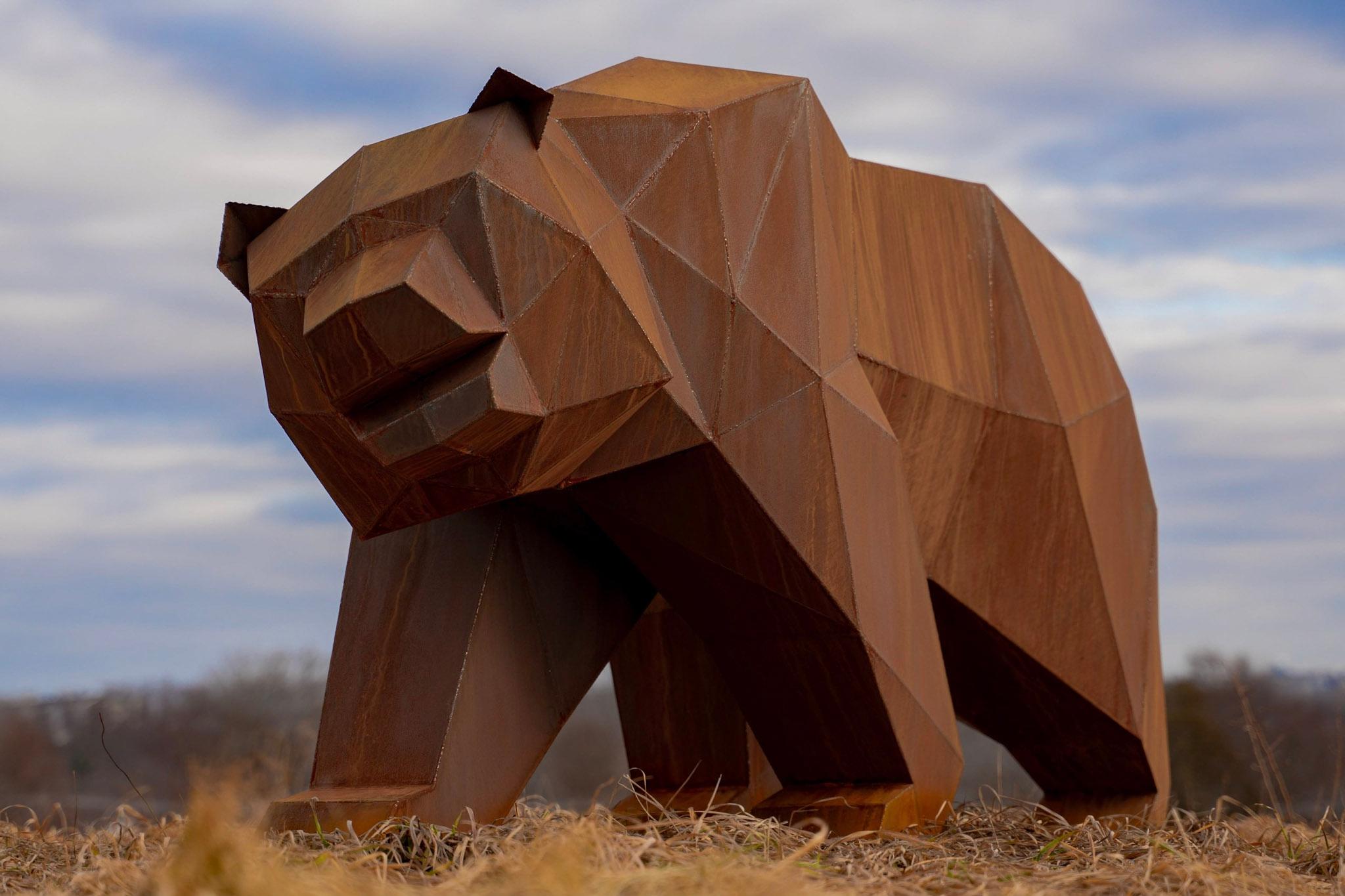 Dale Rogers Figurative Sculpture – Babybär 2