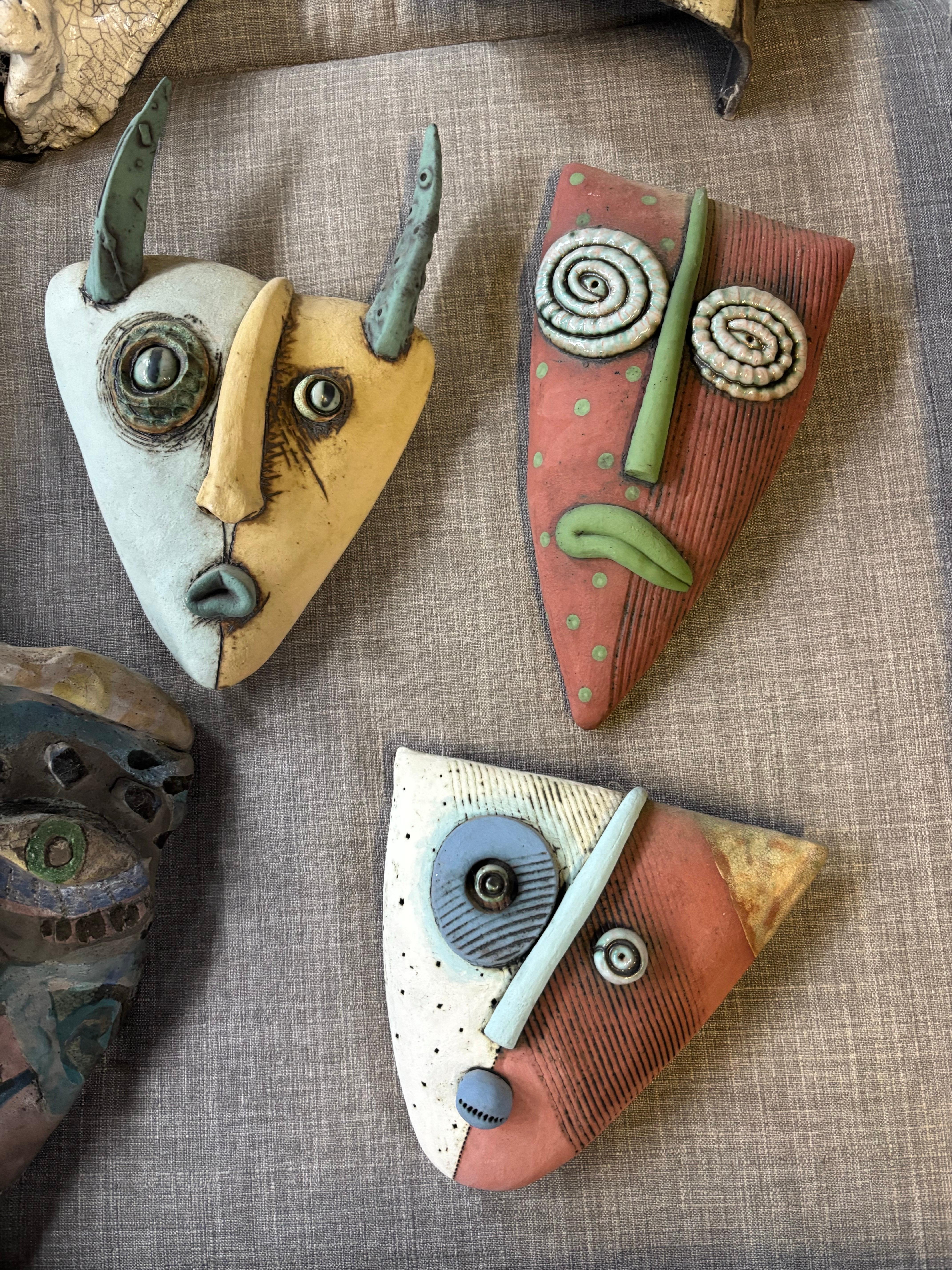 Dale Shuffler Maschere astratte in ceramica.  Questo gruppo risale ai primi anni '90.  Tutto in buono stato e senza riparazioni!  Prezzo a parte!  Le misure indicate si riferiscono alla maschera con gli Horn.