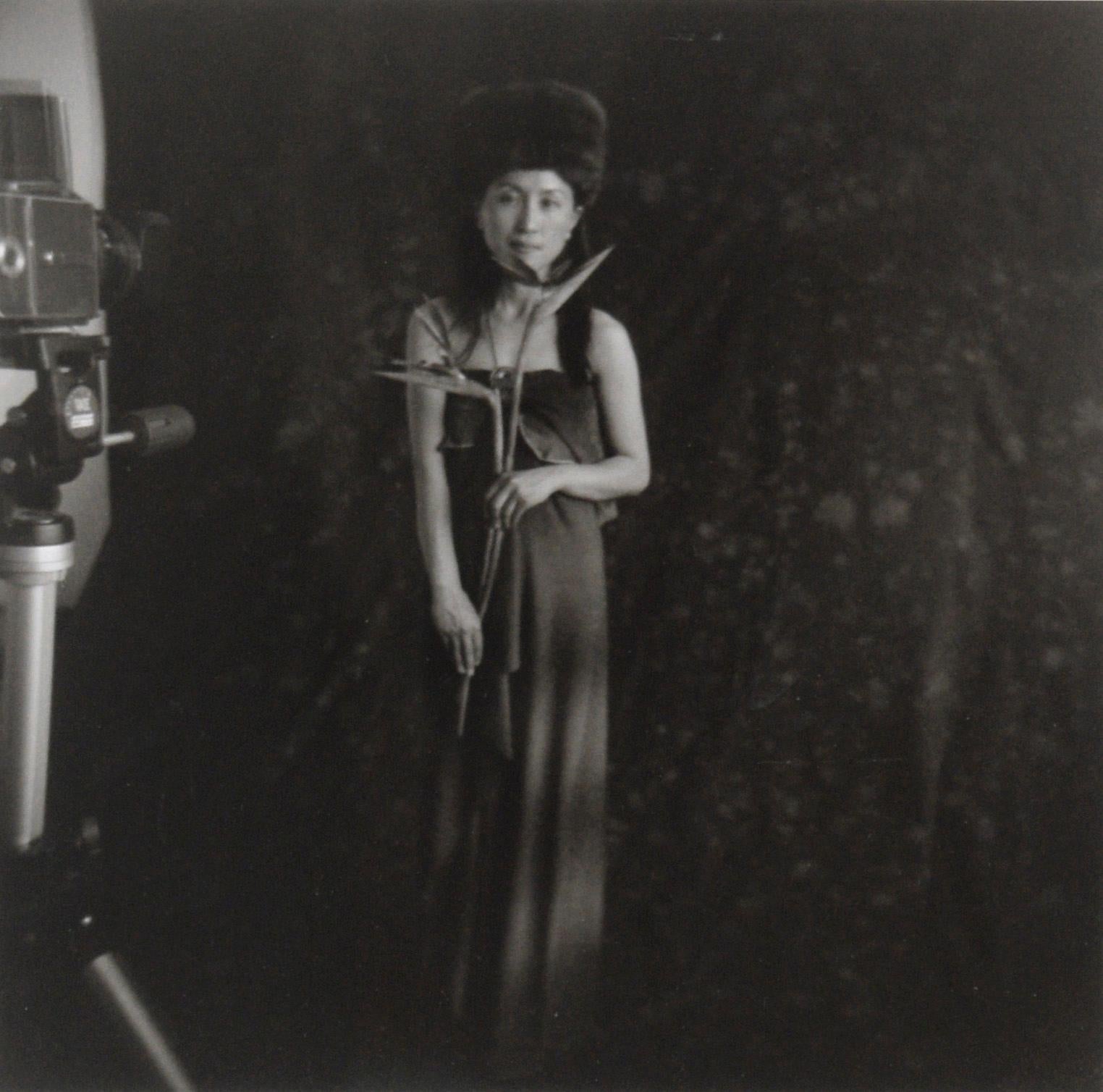 „Porträt von MiKyoung mit Kamera“ – Silber-Gelatinefotografie – Photograph von Dale Sprarage