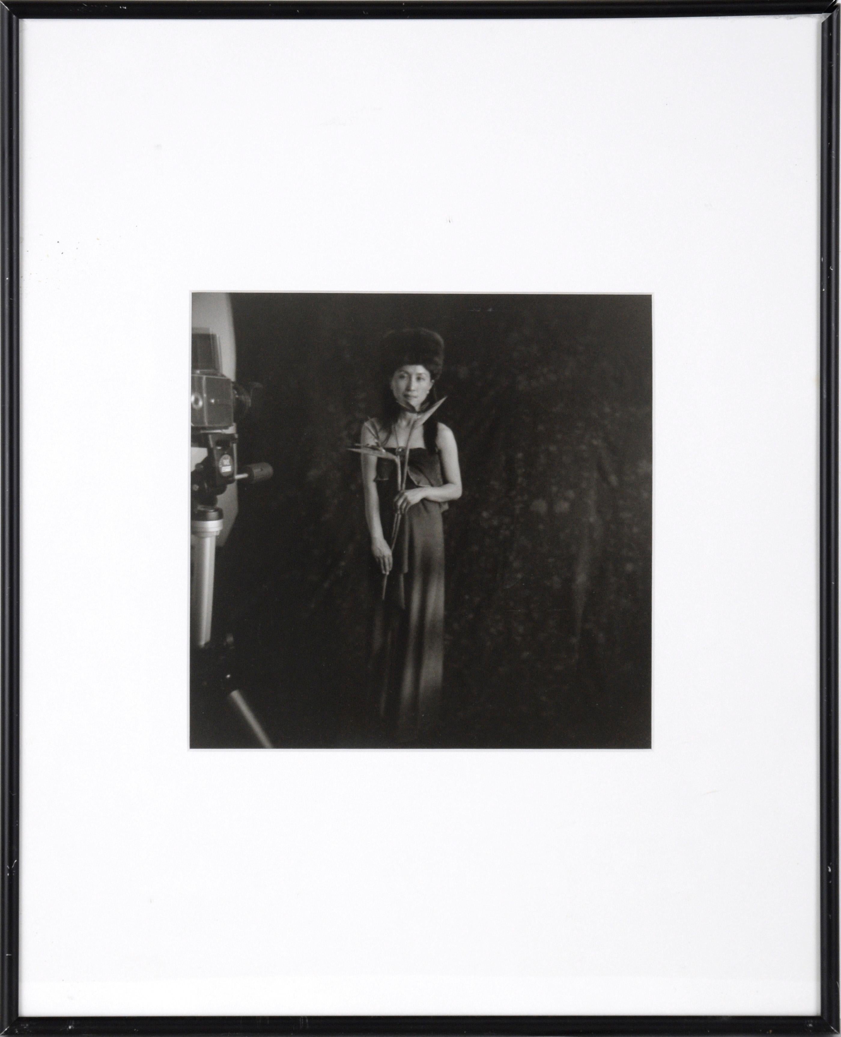„Porträt von MiKyoung mit Kamera“ – Silber-Gelatinefotografie