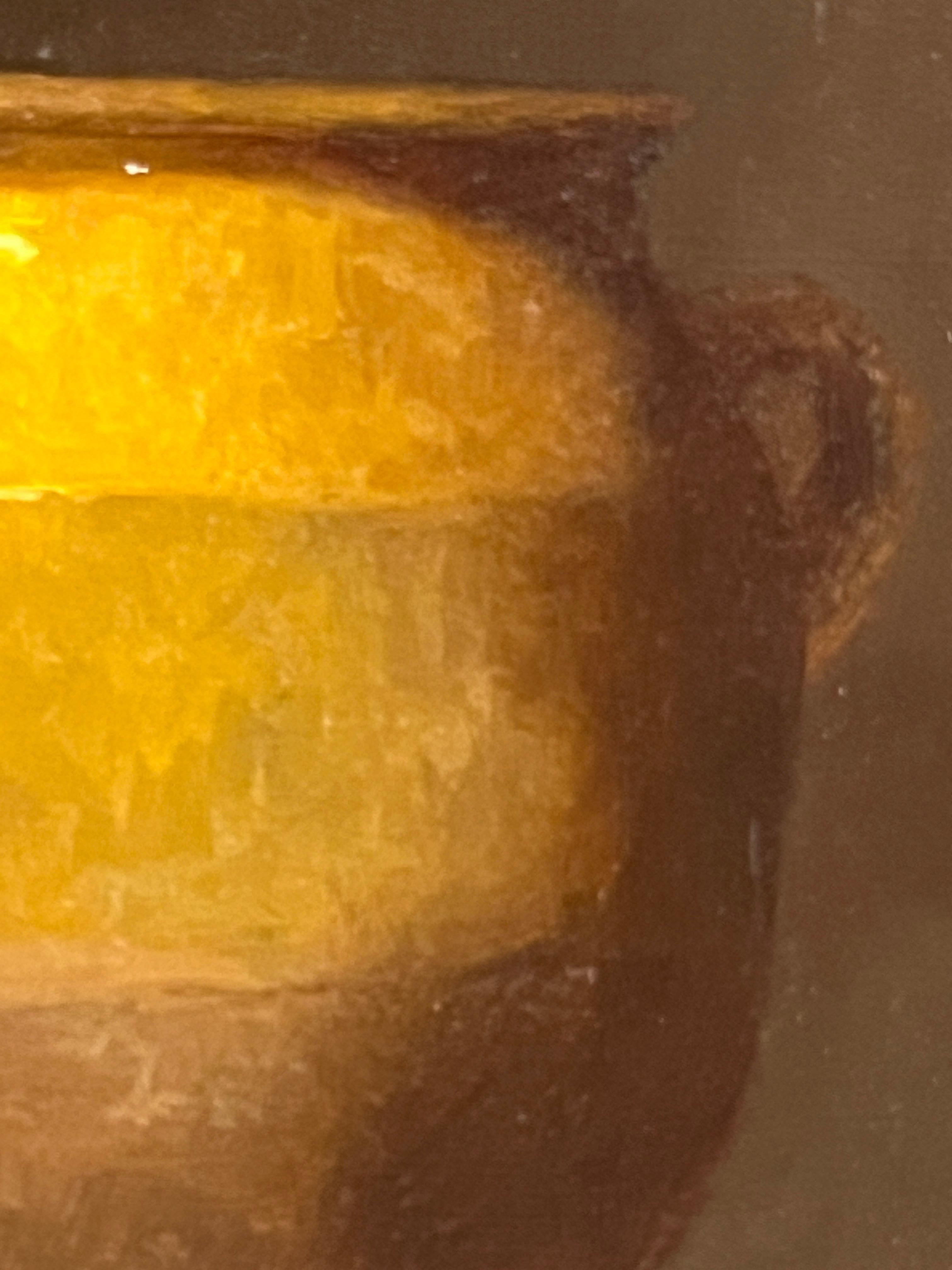 Le Pot de Confiture è un dipinto originale a olio su pannello. È incorniciato in una cornice nera fatta a mano con labbro dorato. Le dimensioni complessive dell'opera incorniciata sono circa 14x16 pollici. 

Il maestro pittore di nature morte Dale