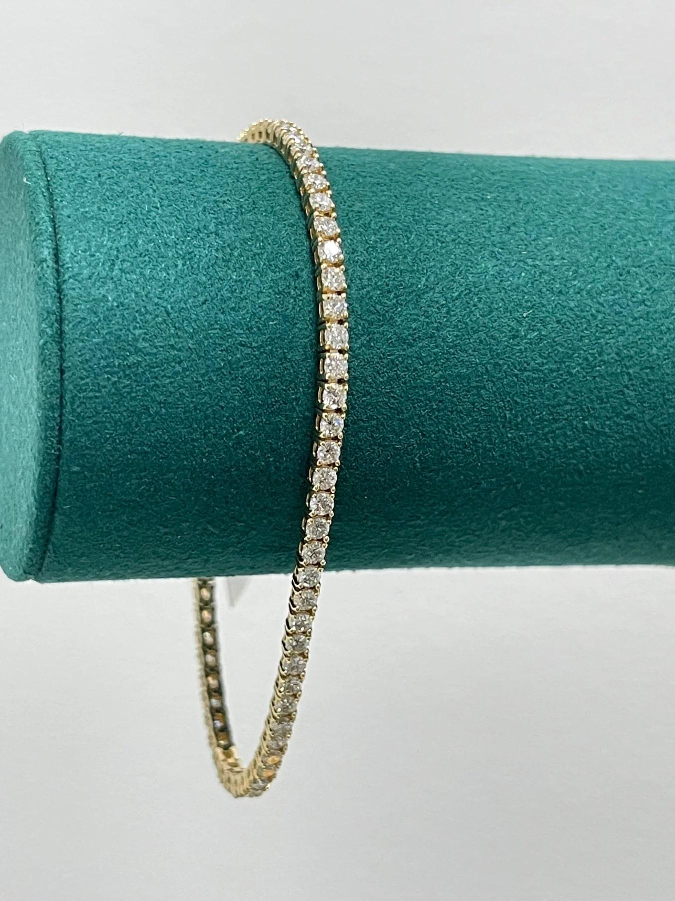 Tennisarmband aus 14 Karat Gold mit strahlendem Diamanten im Rundschliff im Zustand „Neu“ im Angebot in Los Angeles, CA