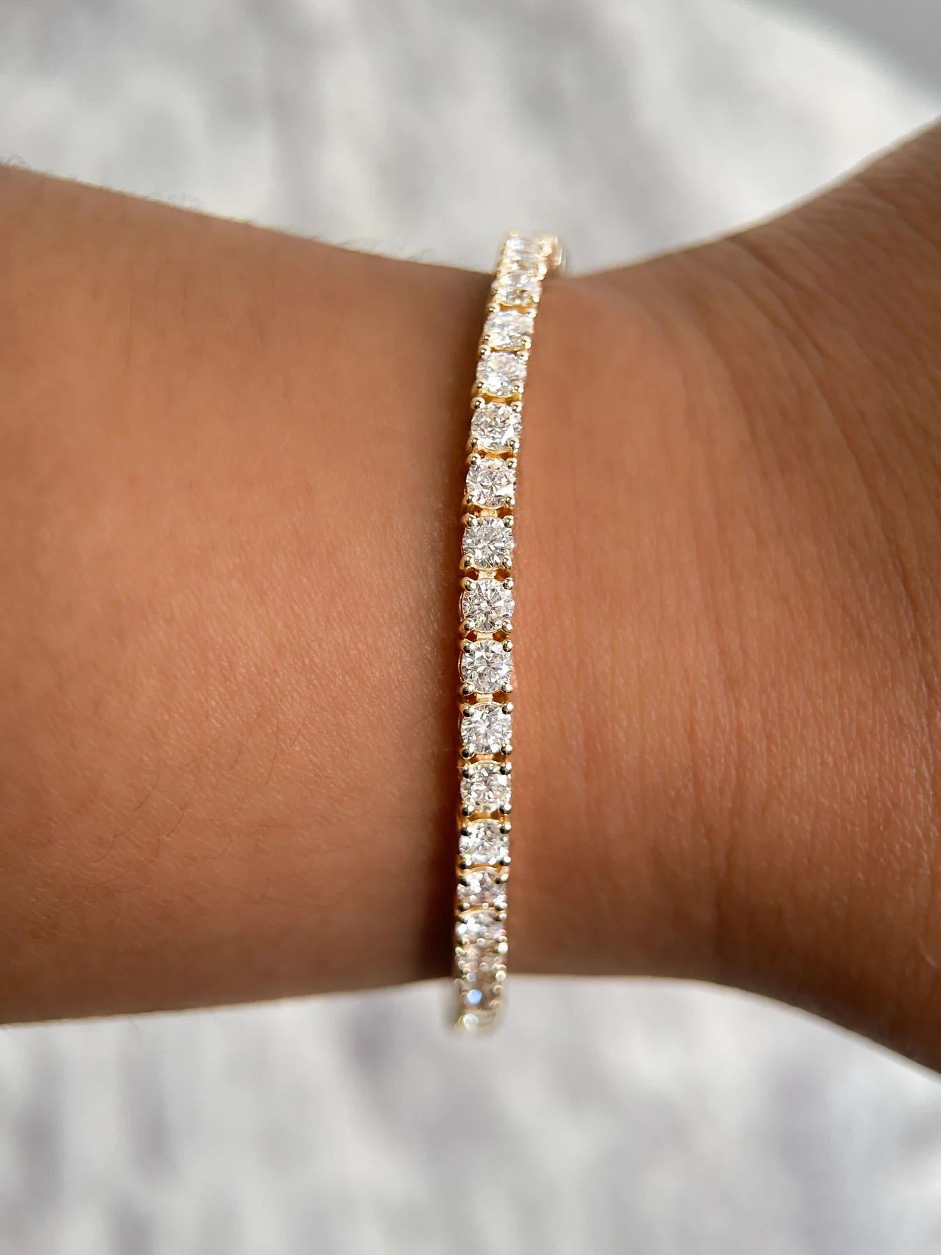 Tennisarmband aus 14 Karat Gold mit strahlendem Diamanten im Rundschliff im Angebot 1