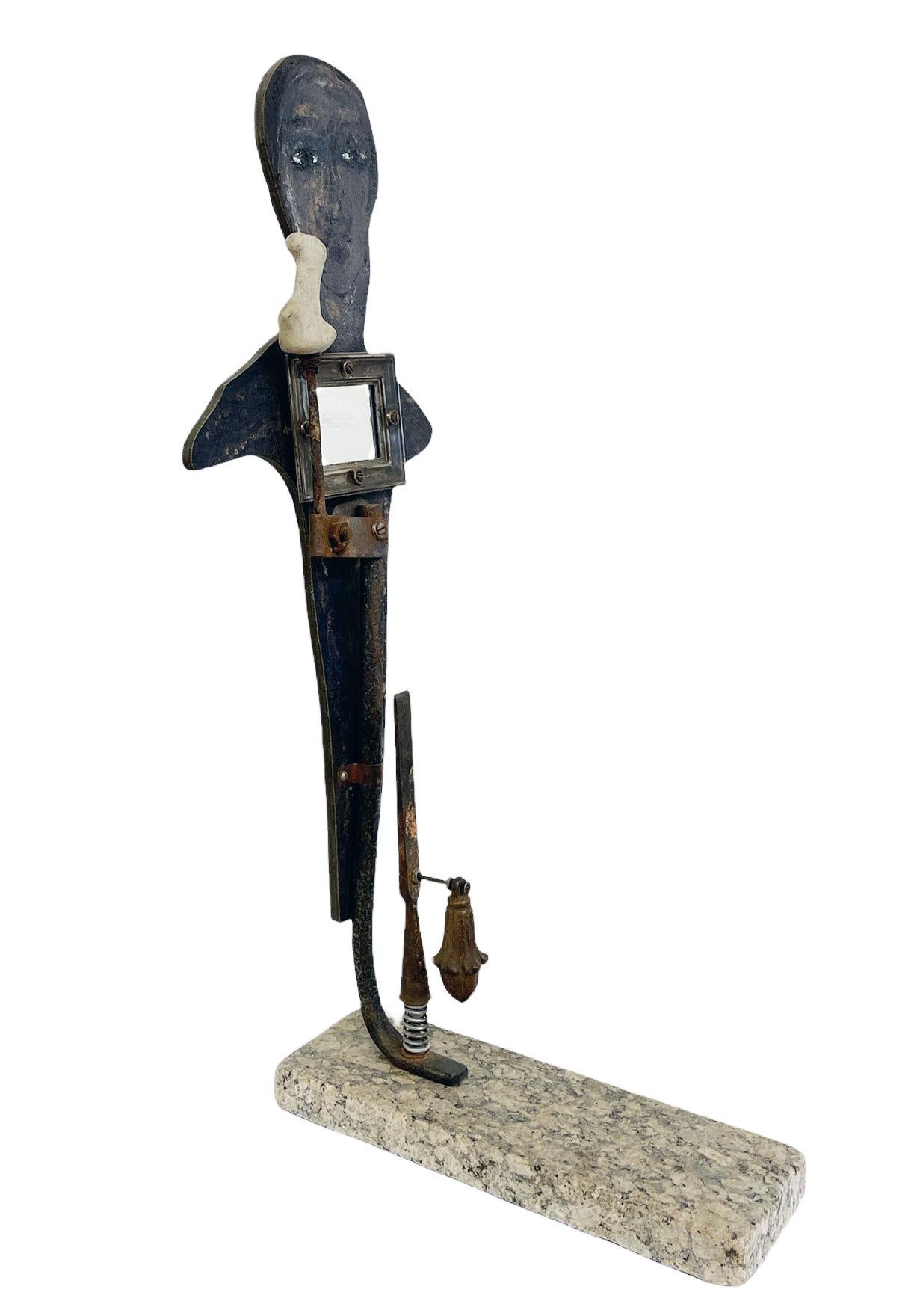 Dali als Idol, skulpturale Konstruktion mit Spiegel, Malerei und gefundenen Objekten (Moderne) im Angebot