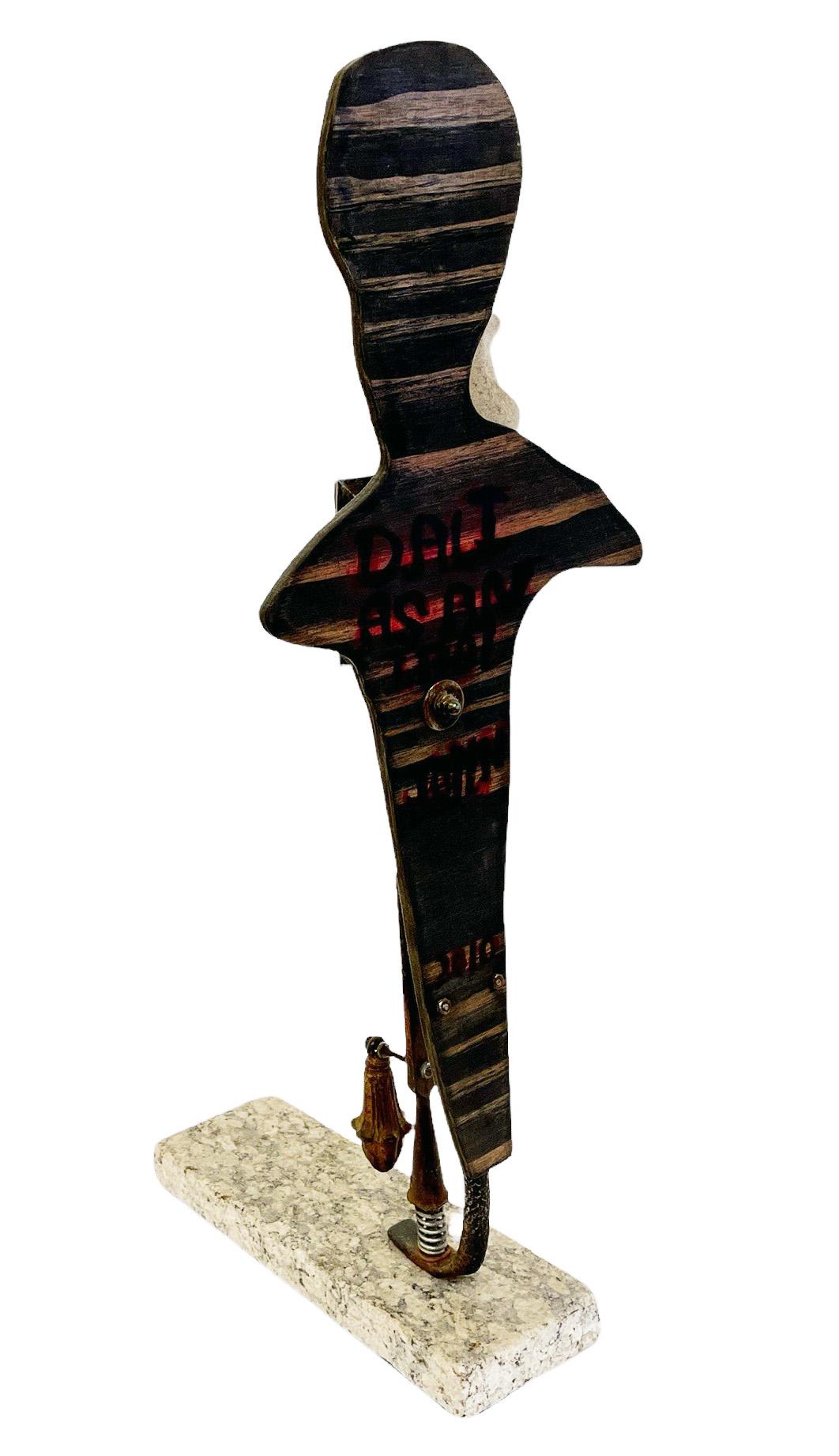 Dali als Idol, skulpturale Konstruktion mit Spiegel, Malerei und gefundenen Objekten im Zustand „Neu“ im Angebot in Chicago, IL