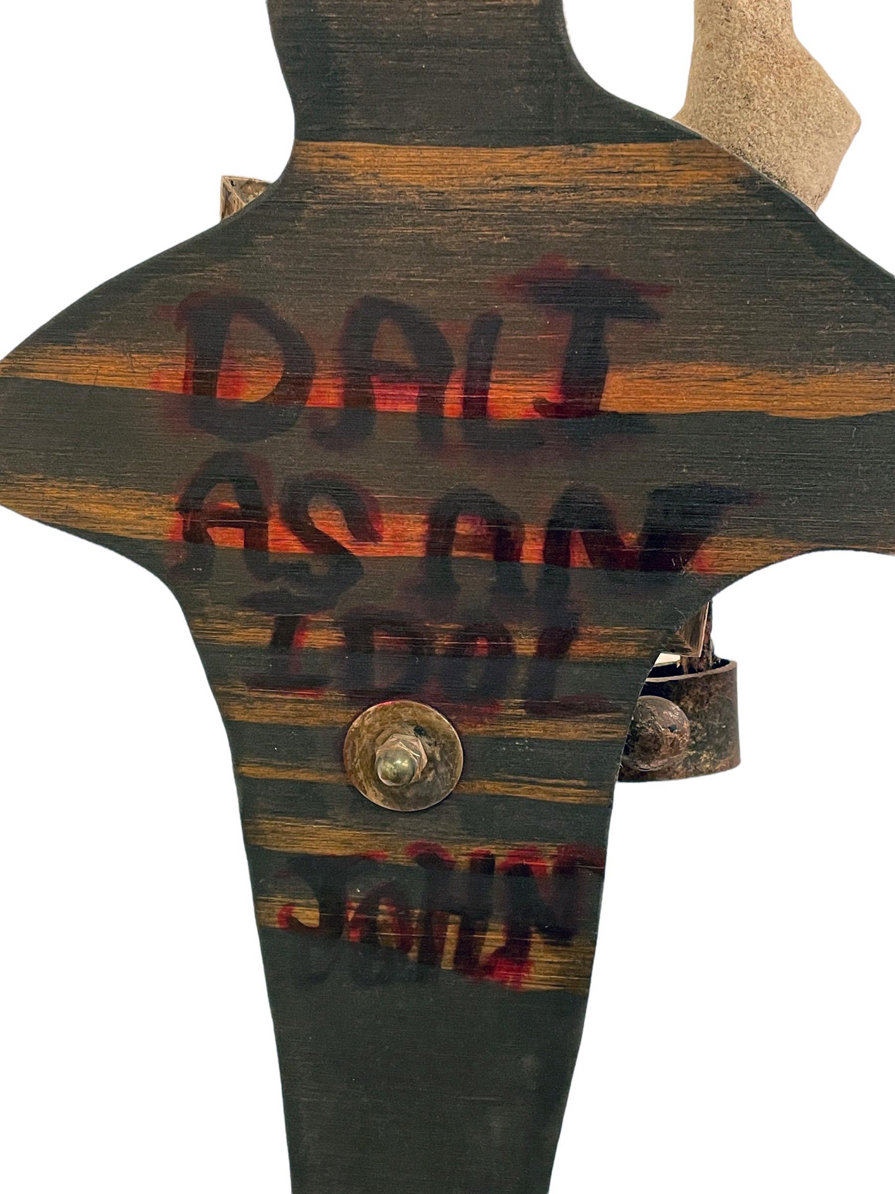 Dali als Idol, skulpturale Konstruktion mit Spiegel, Malerei und gefundenen Objekten im Angebot 1