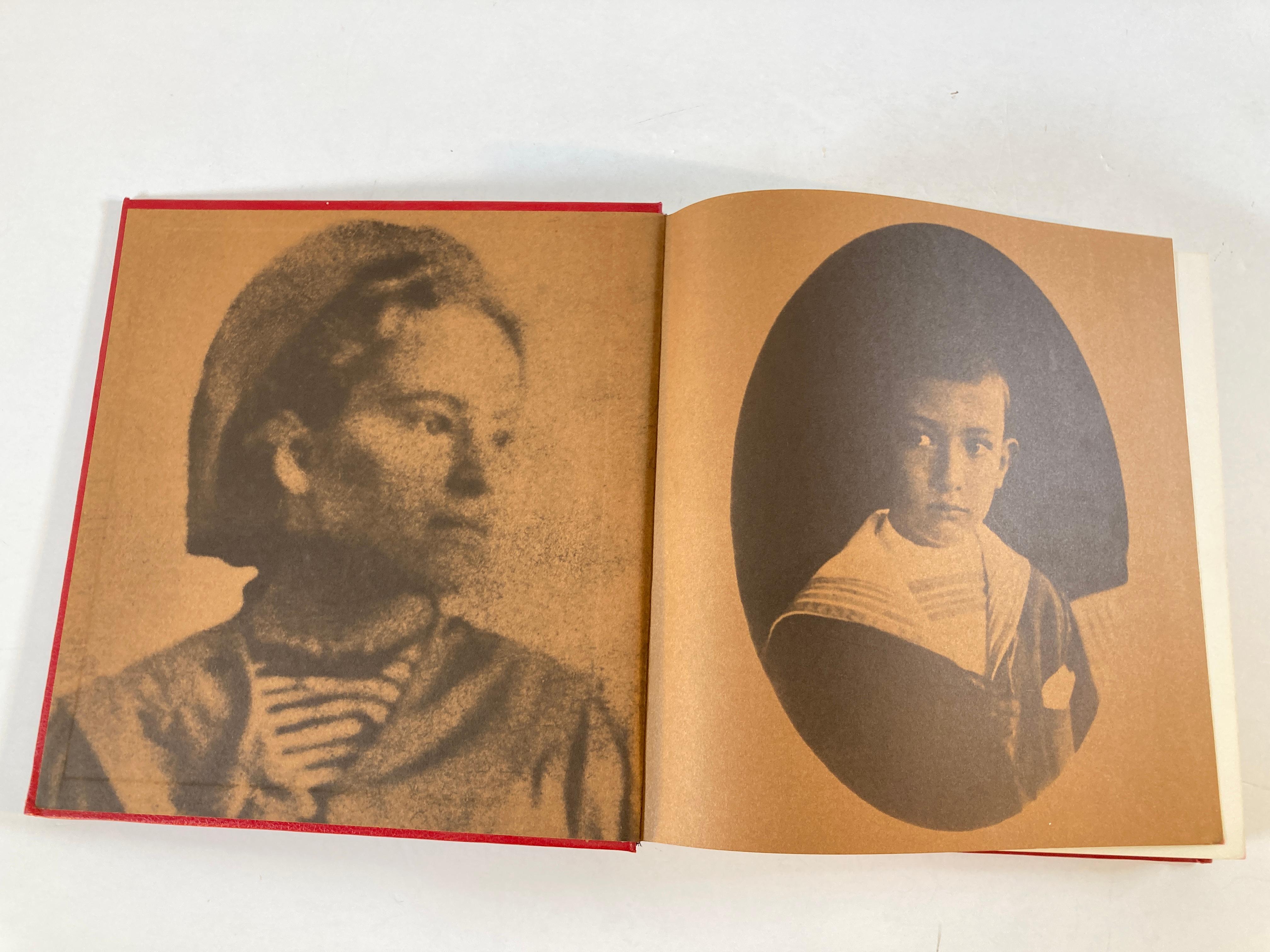 Papier Biographie de Dali de Salvador Dali par Luis Romero Livre d'art en vente