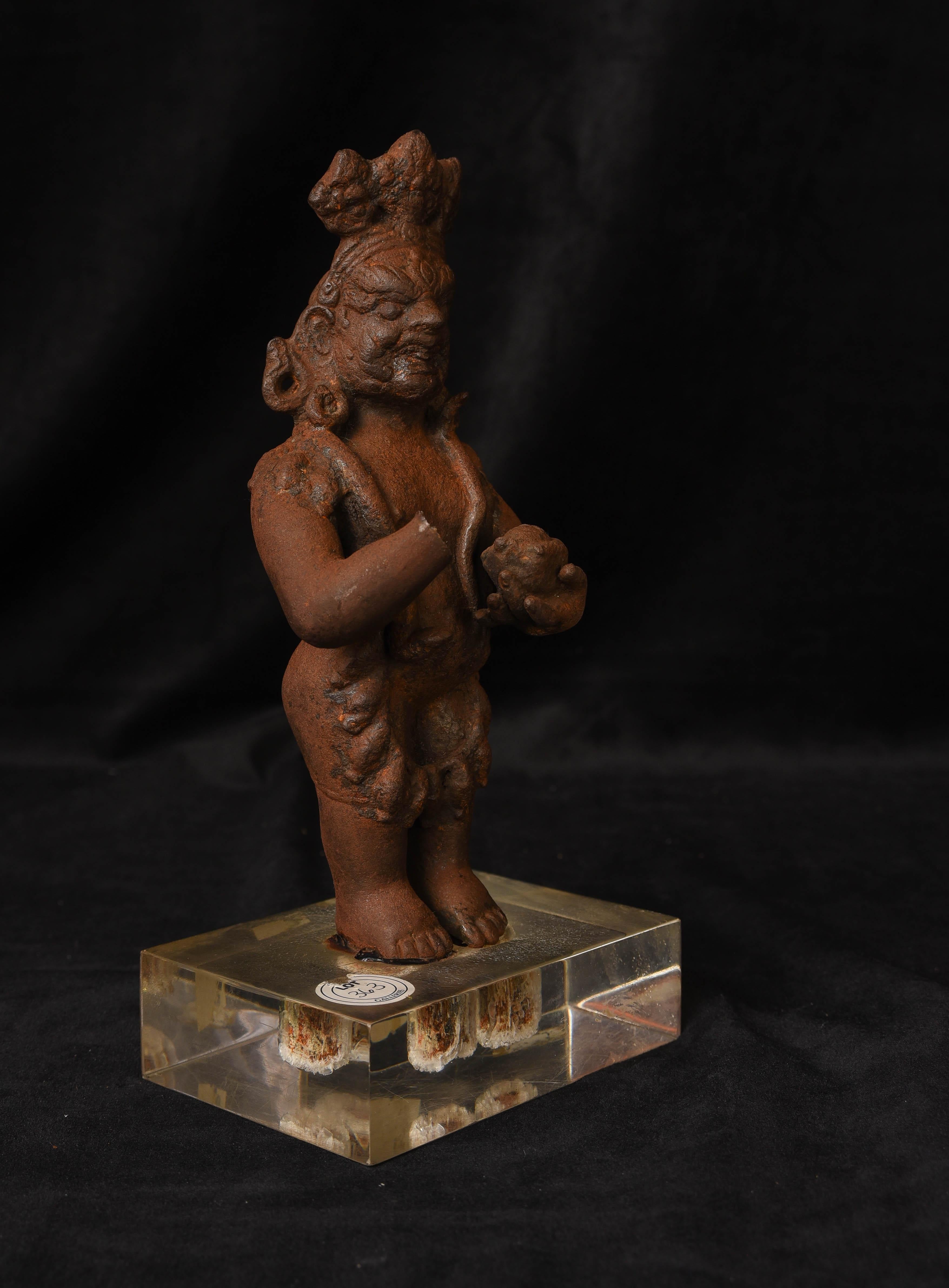 Le royaume de Dali, 10/11e siècle - est une divinité bouddhiste féroce moulée en fer.   Bon état - En vente à Ukiah, CA