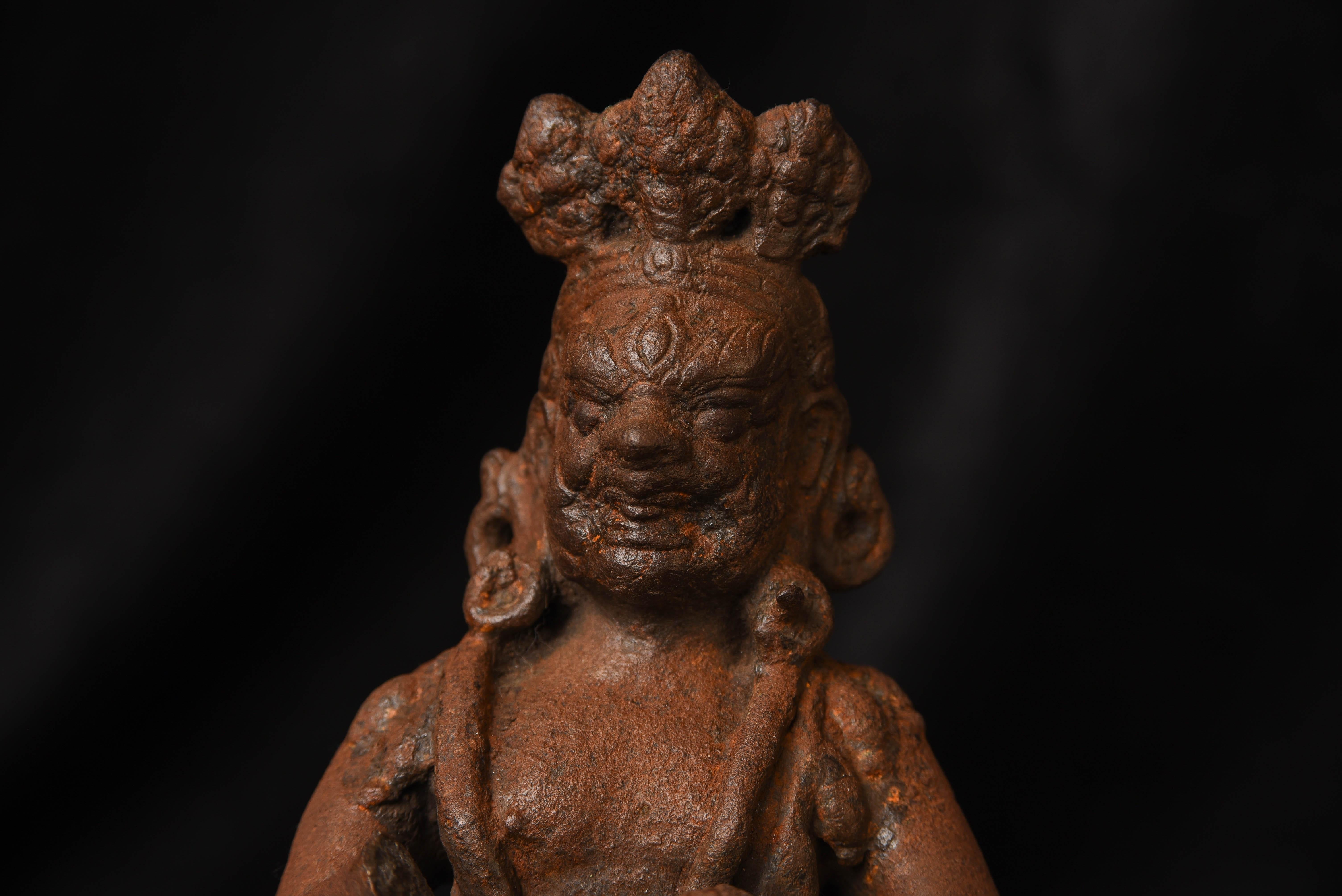 XVIIIe siècle et antérieur Le royaume de Dali, 10/11e siècle - est une divinité bouddhiste féroce moulée en fer.   en vente