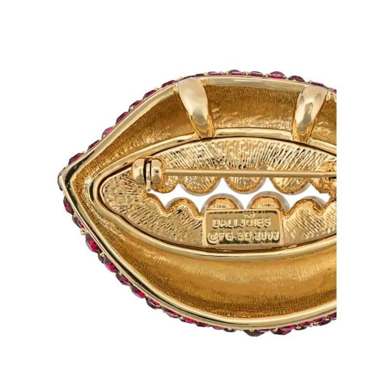 Exceptionnel bijou Salvador Dali lèvres rouges surréalistes designé par Dali-Joies, année 2002. Épingle en cristaux de strass autrichiens rouges et fausses perles sur laiton plaqué or. 

Taille : 4.5  x 3.2  cm
Condit : Excellent état