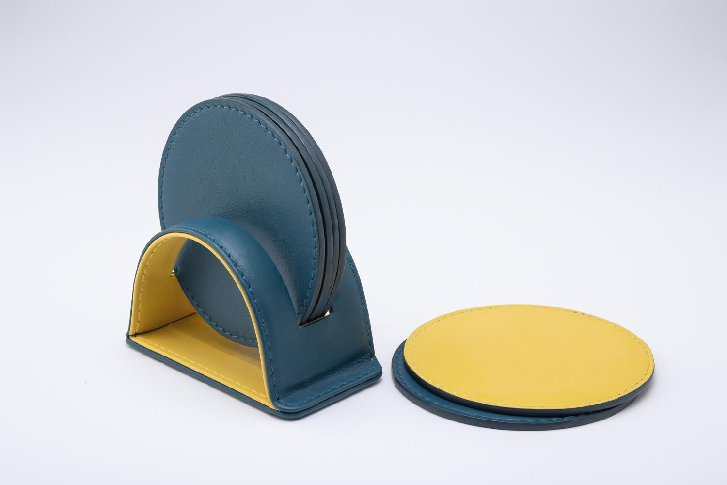 I sottobicchieri morbidi tondi della collezione Dalì sono realizzati con pelle di alta qualità, offrendo lusso e comfort.

Questi sottobicchieri rappresentano una dichiarazione di stile e raffinatezza per la tua tavola, grazie alla loro combinazione