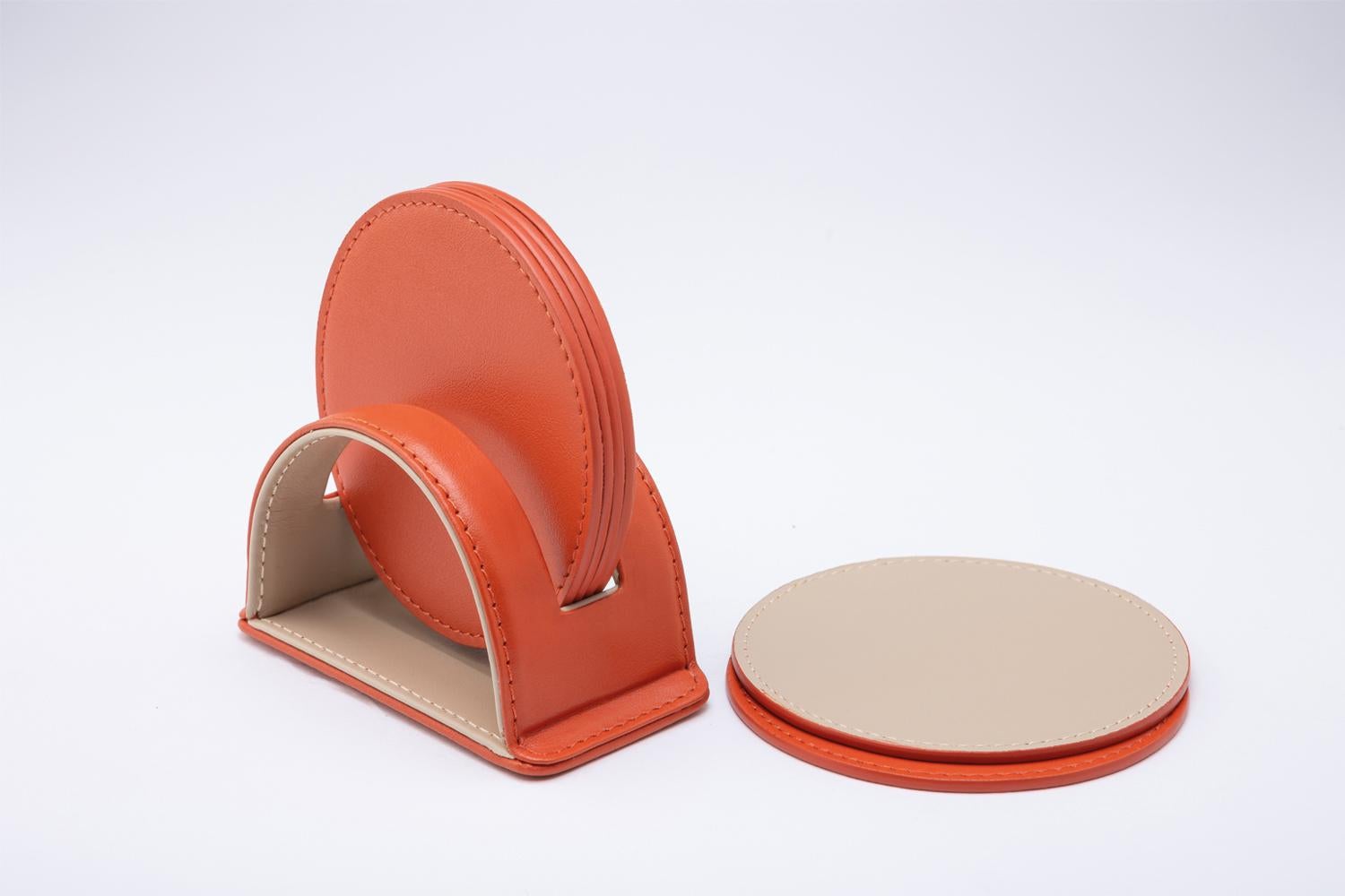 I sottobicchieri morbidi tondi della collezione Dalì sono realizzati con pelle di alta qualità, offrendo lusso e comfort.

Questi sottobicchieri rappresentano una dichiarazione di stile e raffinatezza per la tua tavola, grazie alla loro combinazione