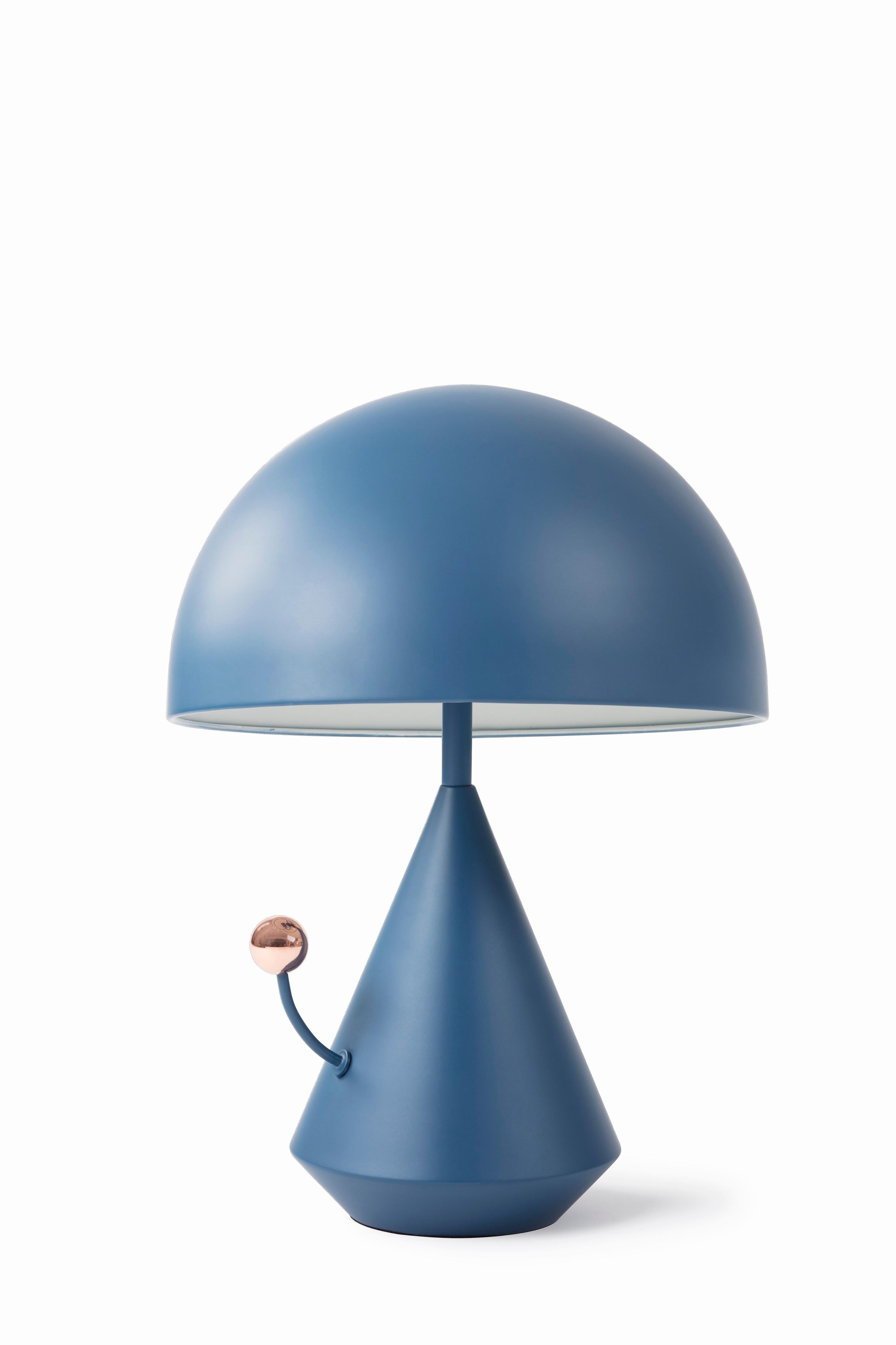 Lampe de table surréaliste DADA par Thomas Dariel, Maison DADA
Dimensions : diamètre 31,5 x hauteur 43 cm
Tricolore
Abat-jour, base et cadre en métal peint par poudrage
Interrupteur tactile en finition couleur
220V - 240V 50Hz E27 max.