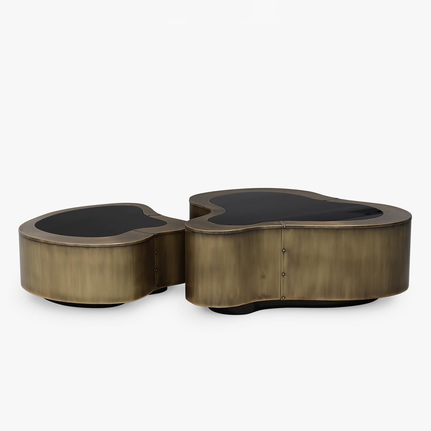 Coffee Table Dalia Antique Brass Set of 2 with wooden structure 
covered with handcrafted solid brass in antique finish. With curved 
black glass top. With black lacquered base varnished finish.
Also available in other finishes on request.
Set