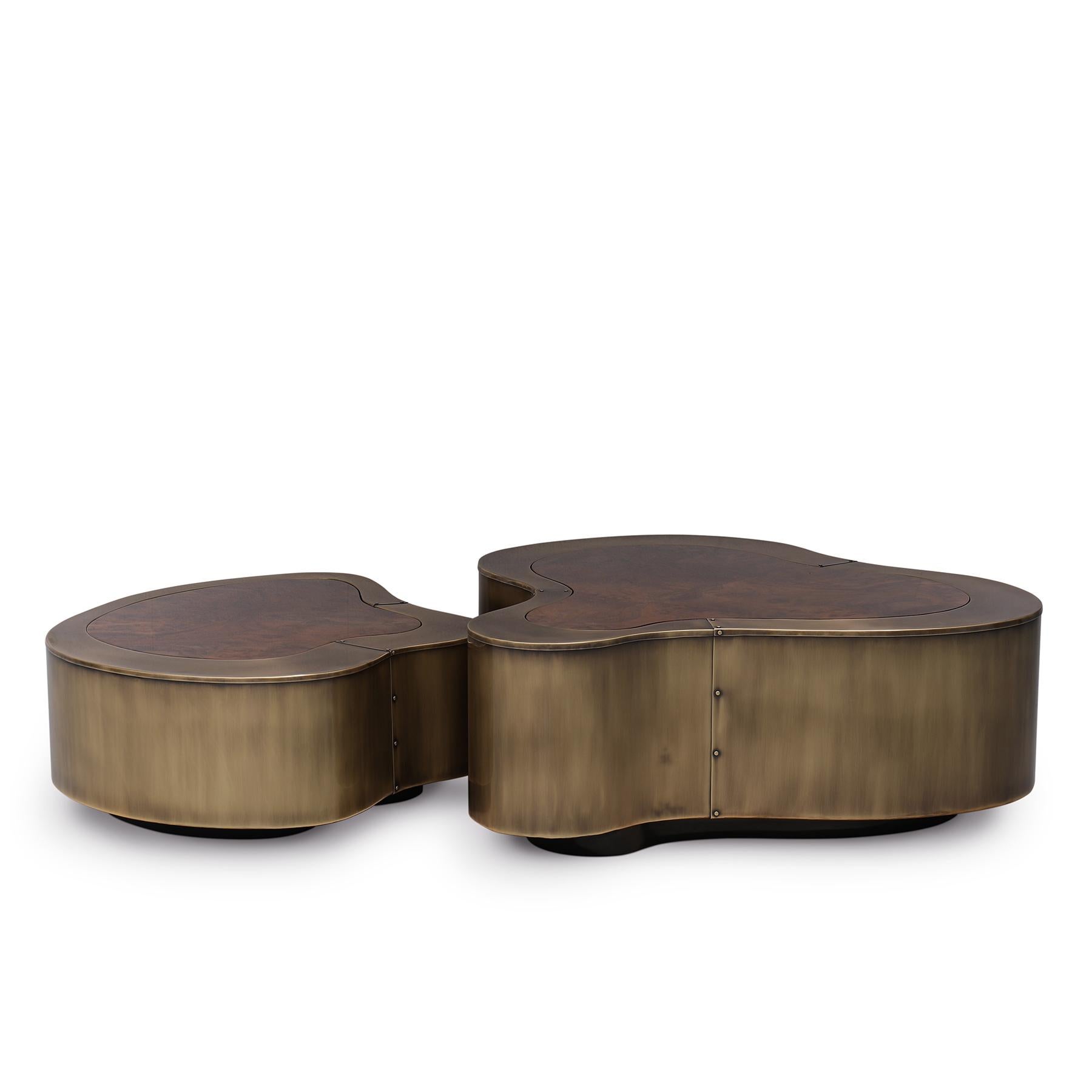 Table basse Dalia Antique Brass Walnut Set of 2 avec structure en bois 
recouvert de laiton massif fabriqué à la main en finition antique. En noyer courbé 
des tops. Avec base laquée noire et finition vernie.
D'autres finitions sont également