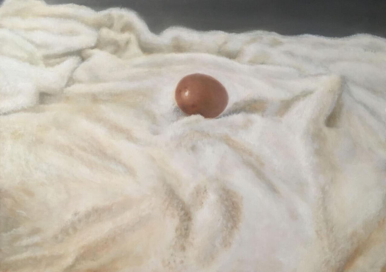 Still-Life Painting de Dalia Atteya - Un huevo en una manta - Pintura, Óleo sobre papel