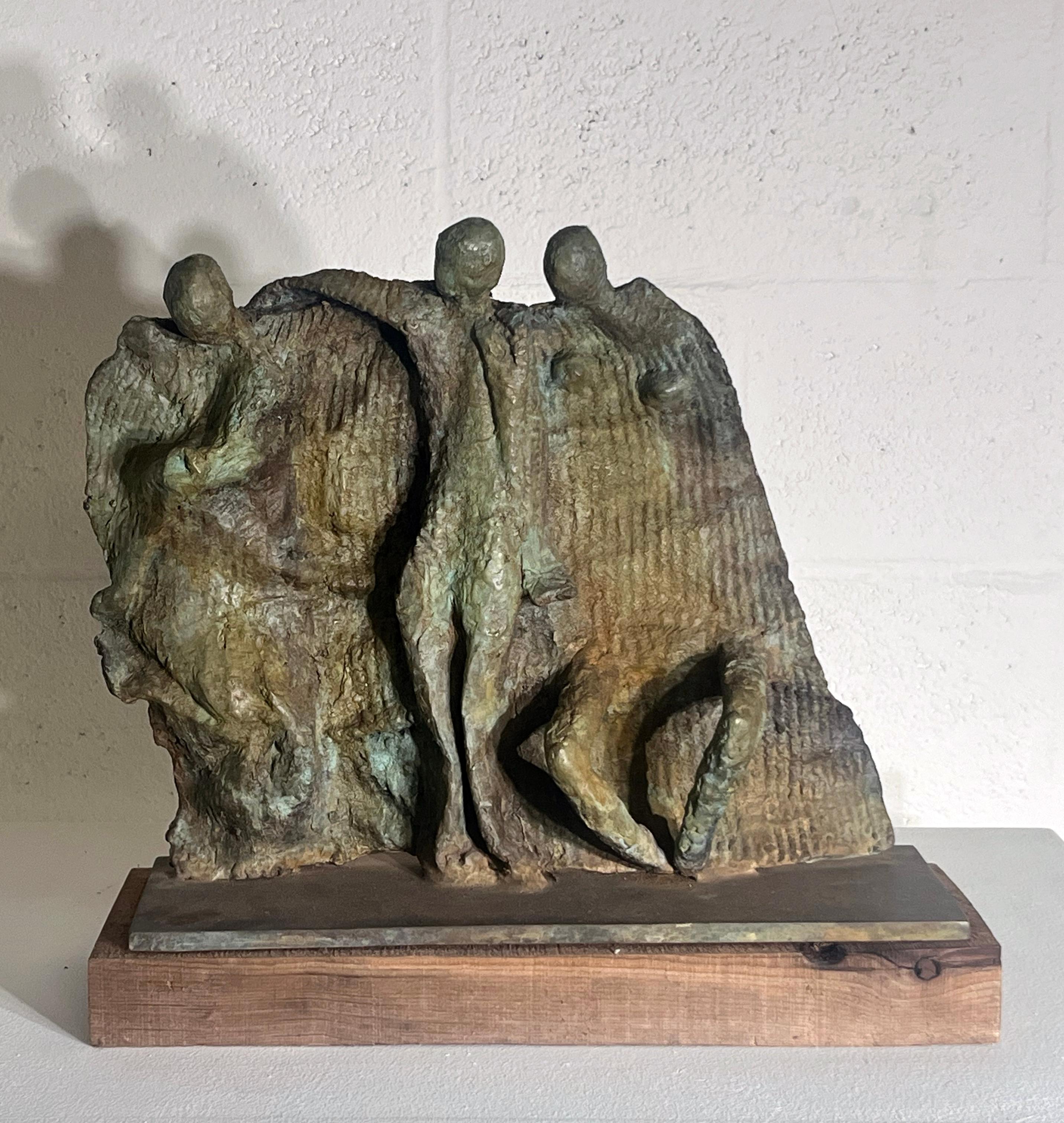 Espressiva scultura in bronzo di Dalia Riesel, Israel, anni '80 circa.
La composizione raffigura tre figure umane astratte che emergono da uno sfondo strutturato, le cui forme sono contemporaneamente distinte e intrecciate. La modellazione grezza,