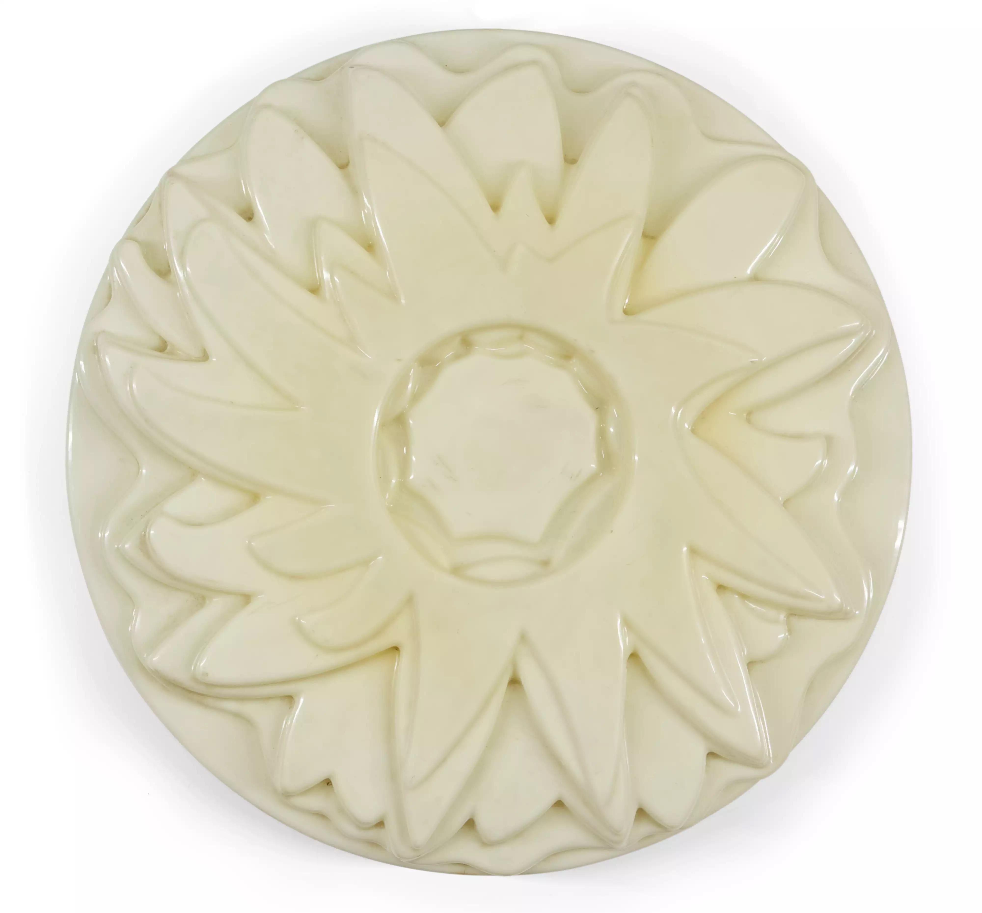 Questa grande lampada da parete, disegnata dallo scultore Gino Marotta, è realizzata con un materiale plastico che è invecchiato con grazia in un bellissimo color crema. La lampada è in buone condizioni vintage e presenta alcuni graffi che