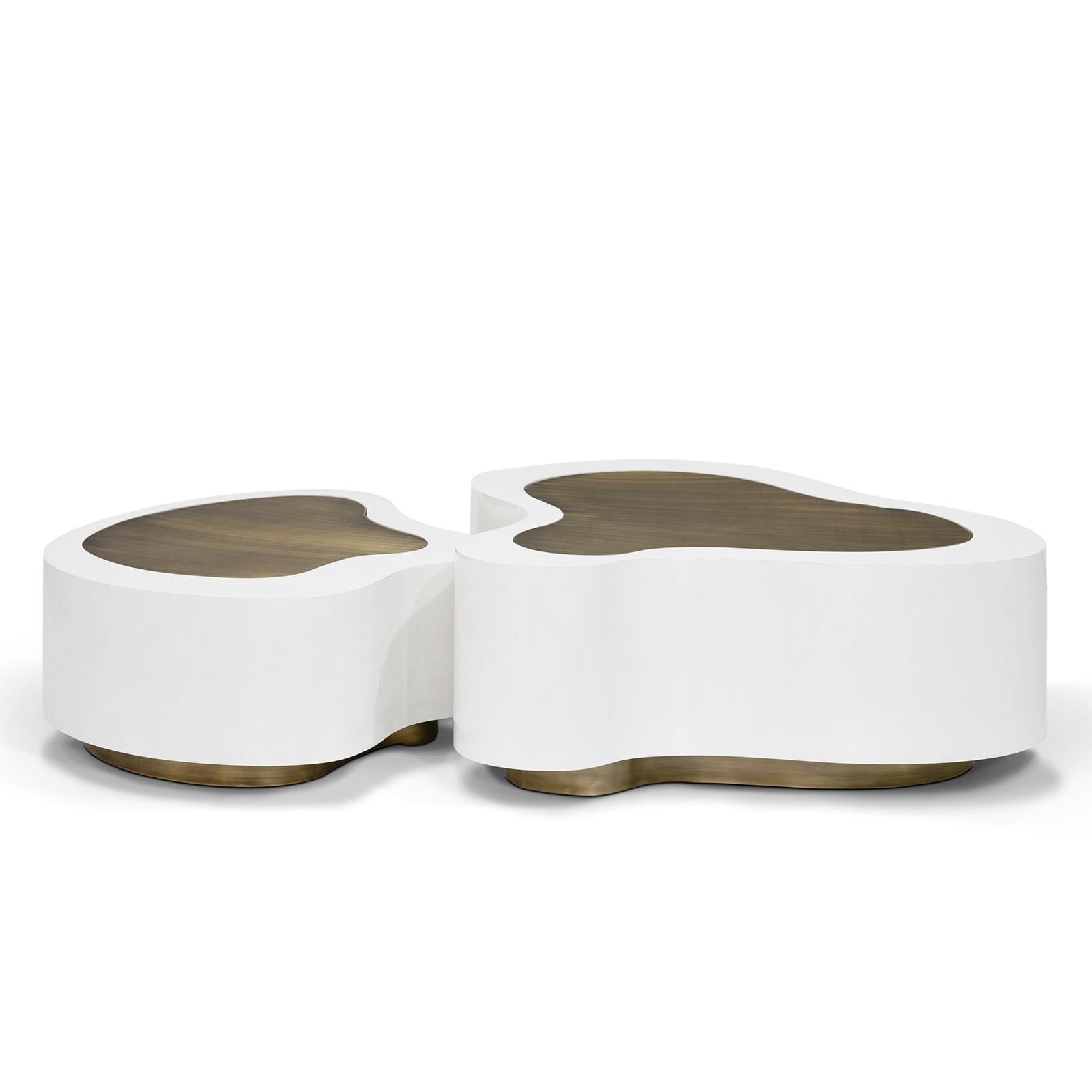 Coffee table Dalia white brass set of 2 with solid sycamore wood
structure covered with white matte finish. With curved solid brass 
tops in vintage finish. With solid brass base in vintage finish.
Also available in white gloss finish.
Also
