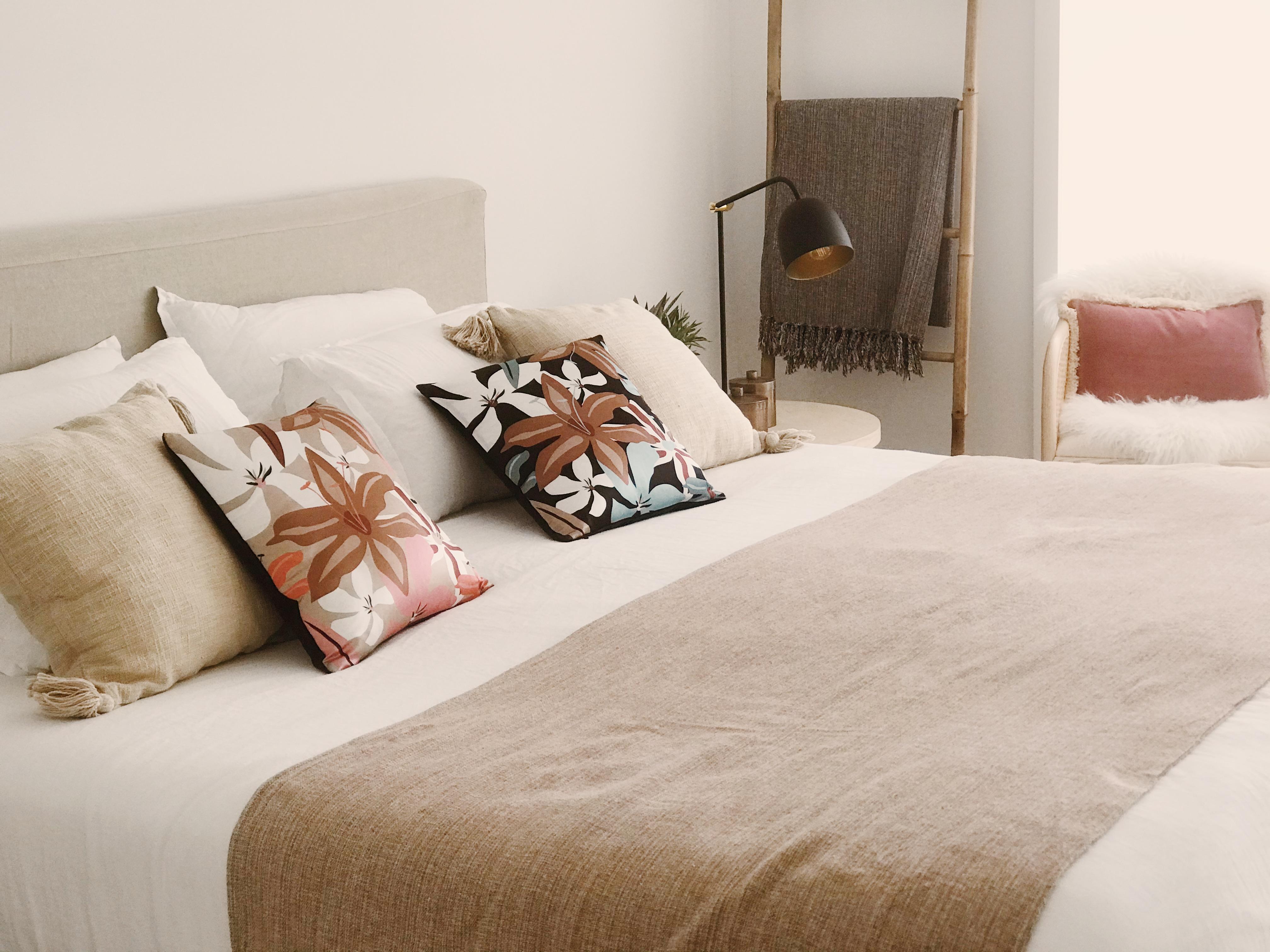 Moderne Coussin décoratif à fleurs en soie bleue Dalila en vente