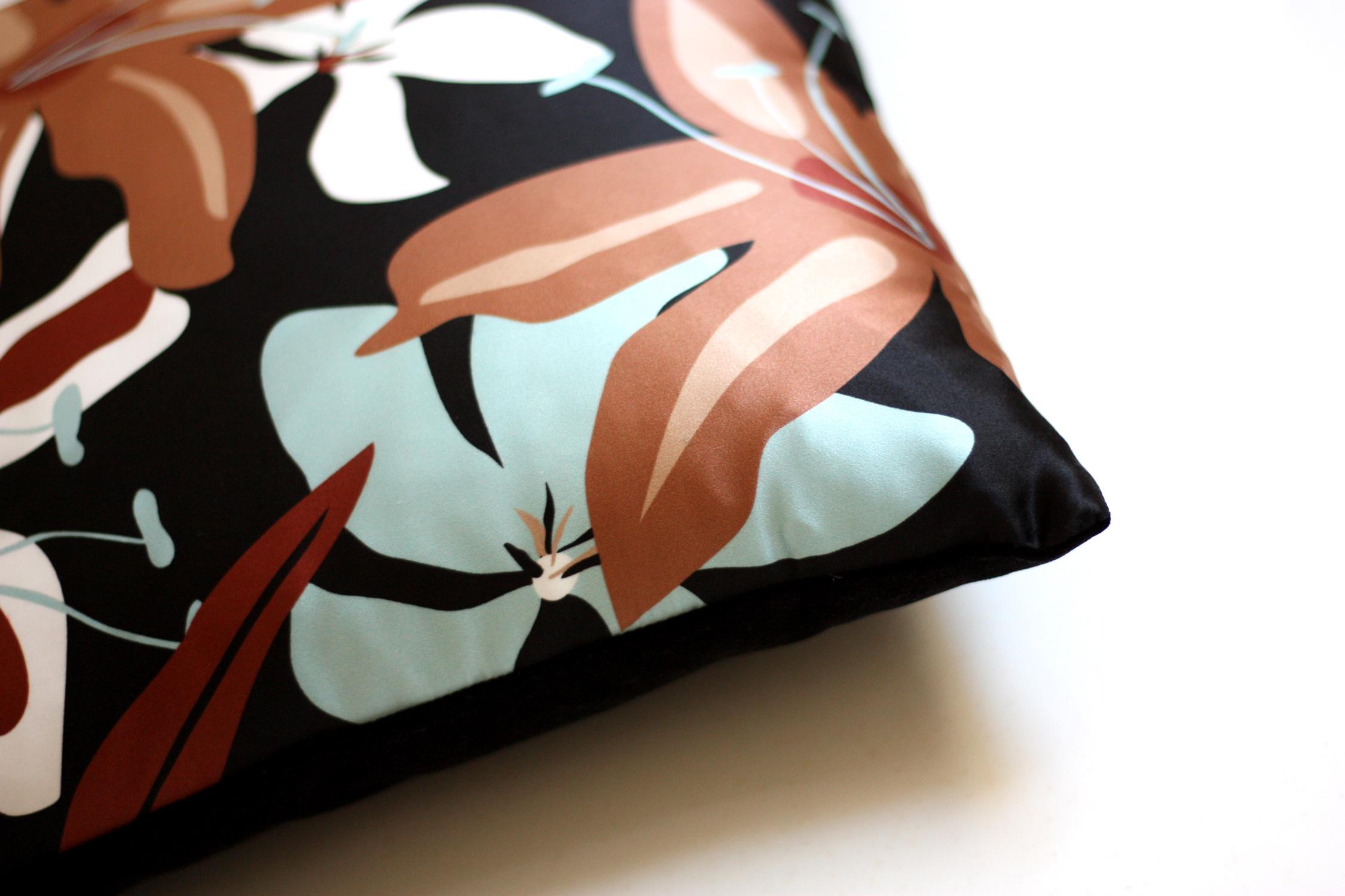 Portugais Coussin décoratif à fleurs en soie bleue Dalila en vente
