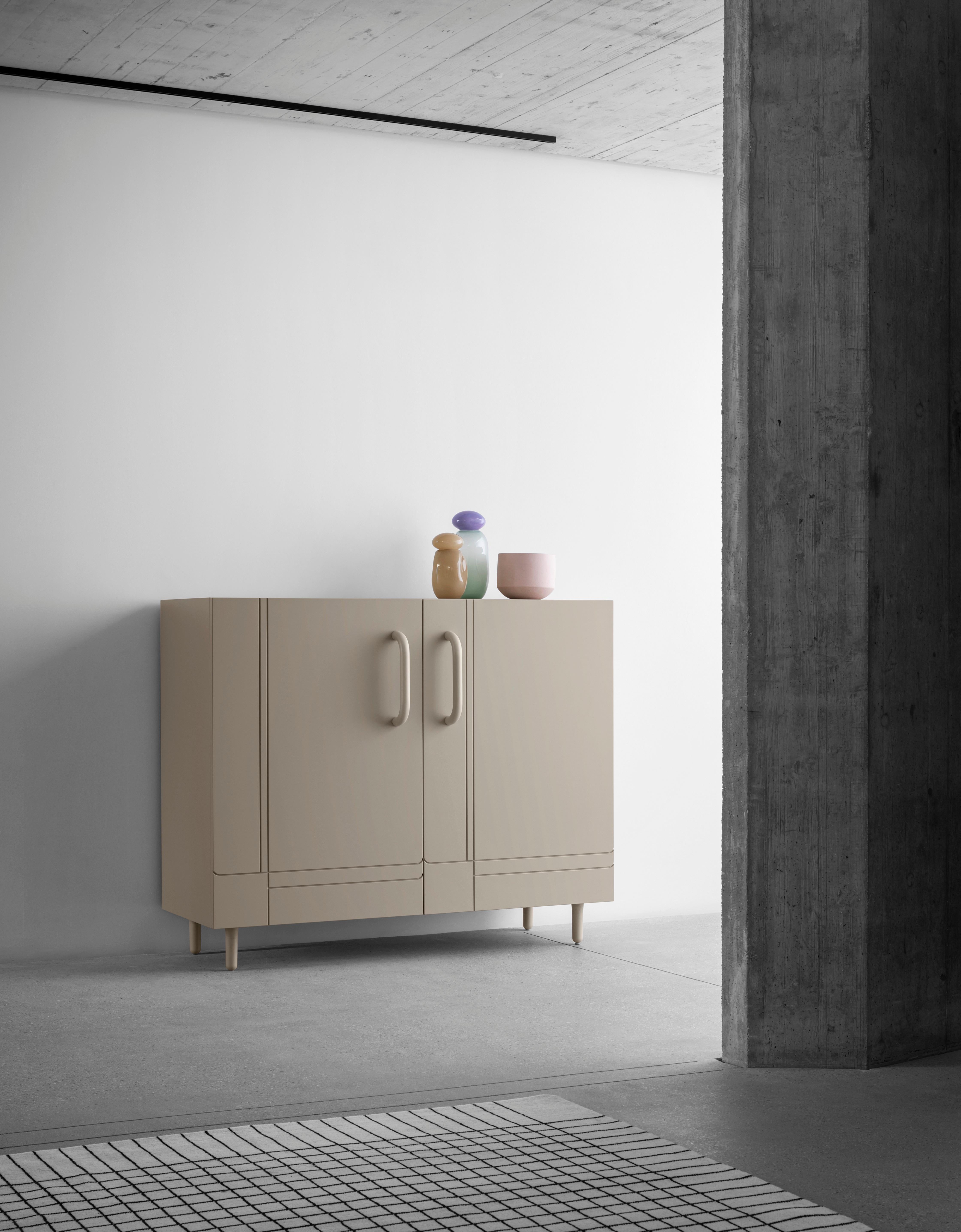 Three reasons why Dalila is the sideboard of your life: it has very thick copper handles, elegant carved lines on the doors and is wider than the Mary Poppins bag. In short, it is special.

Vertical or horizontal sideboard, entirely lacquered.