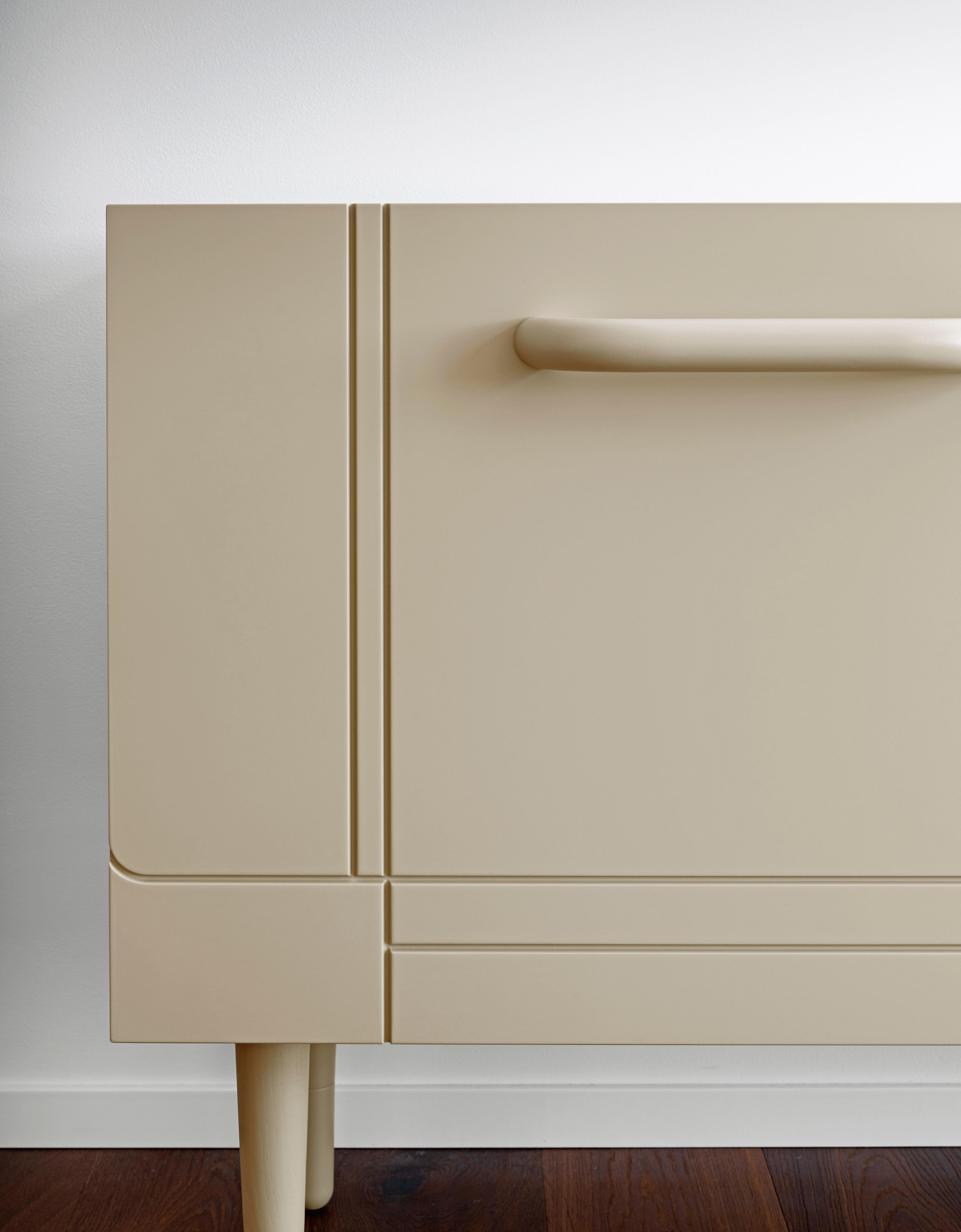 Dalila Vertikaler Schrank mit beigefarbener, lackierter Struktur von Miniforms Lab (Moderne) im Angebot