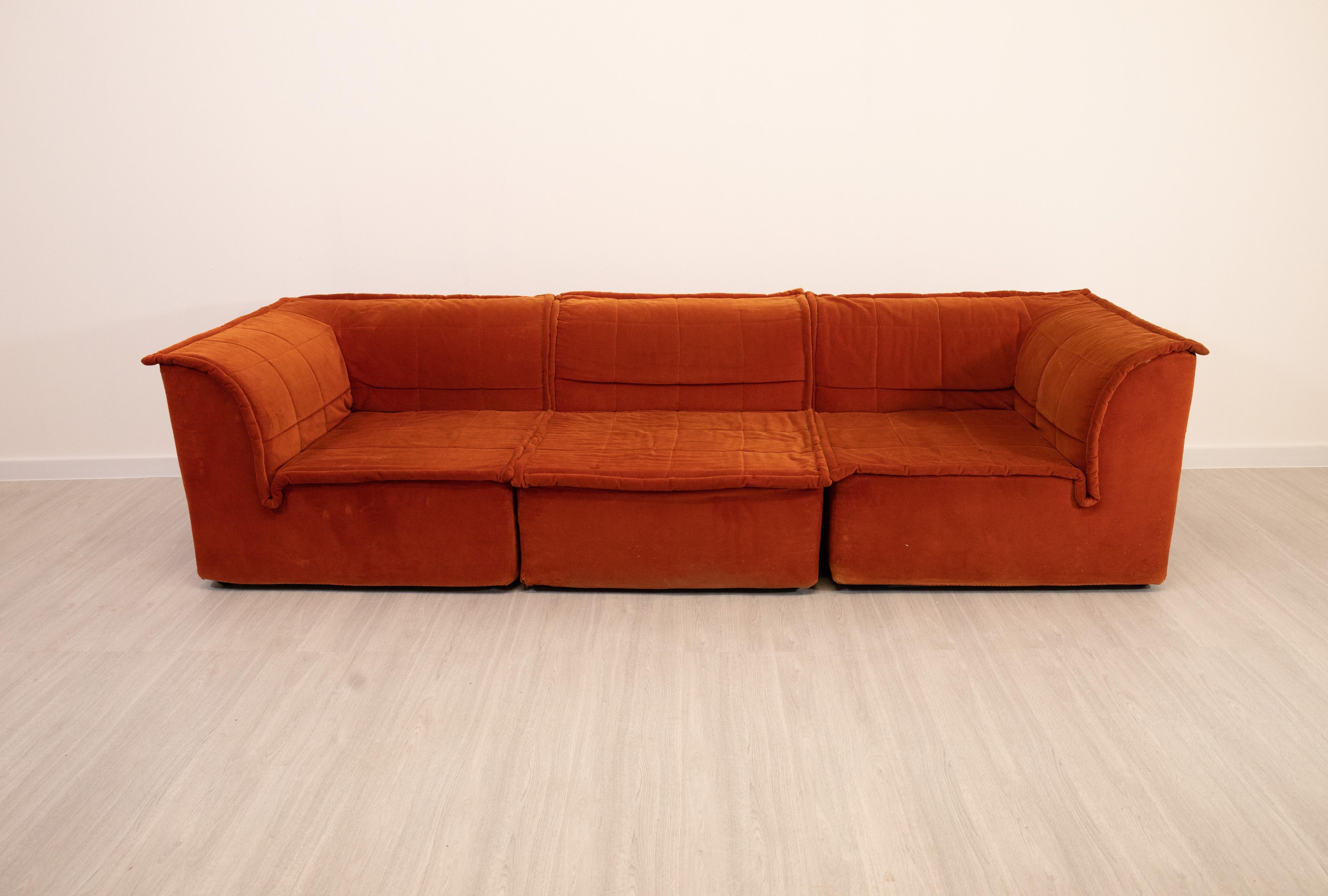 Dall'Oca modular sofa, original from the 1970s, composed of three elements that can be combined to suit different furniture configurations. Iconic design of the period, with soft, enveloping lines typical of the Space Age style. Made with wooden