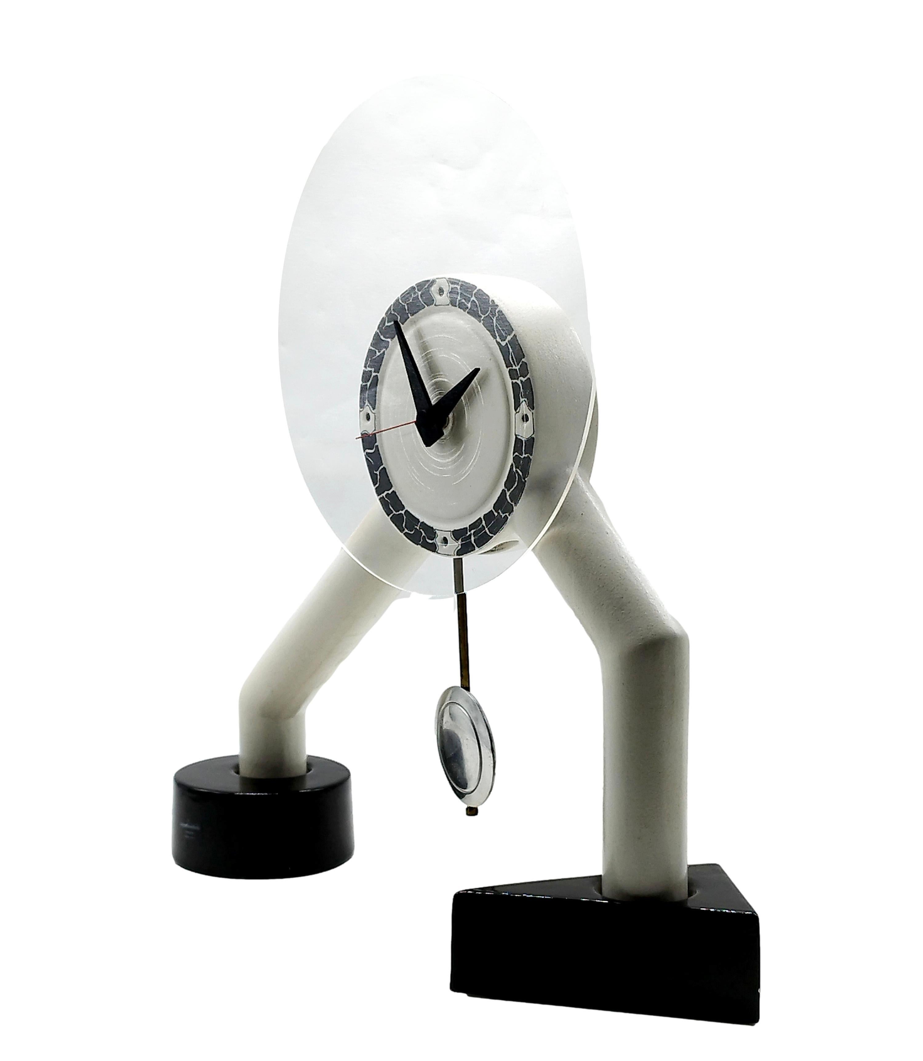 Cette horloge de table en céramique est une combinaison de formes géométriques rondes et triangulaires noires et blanches dans le style des années 1980 de Whiting. Mécanisme de travail avec pendule en métal.