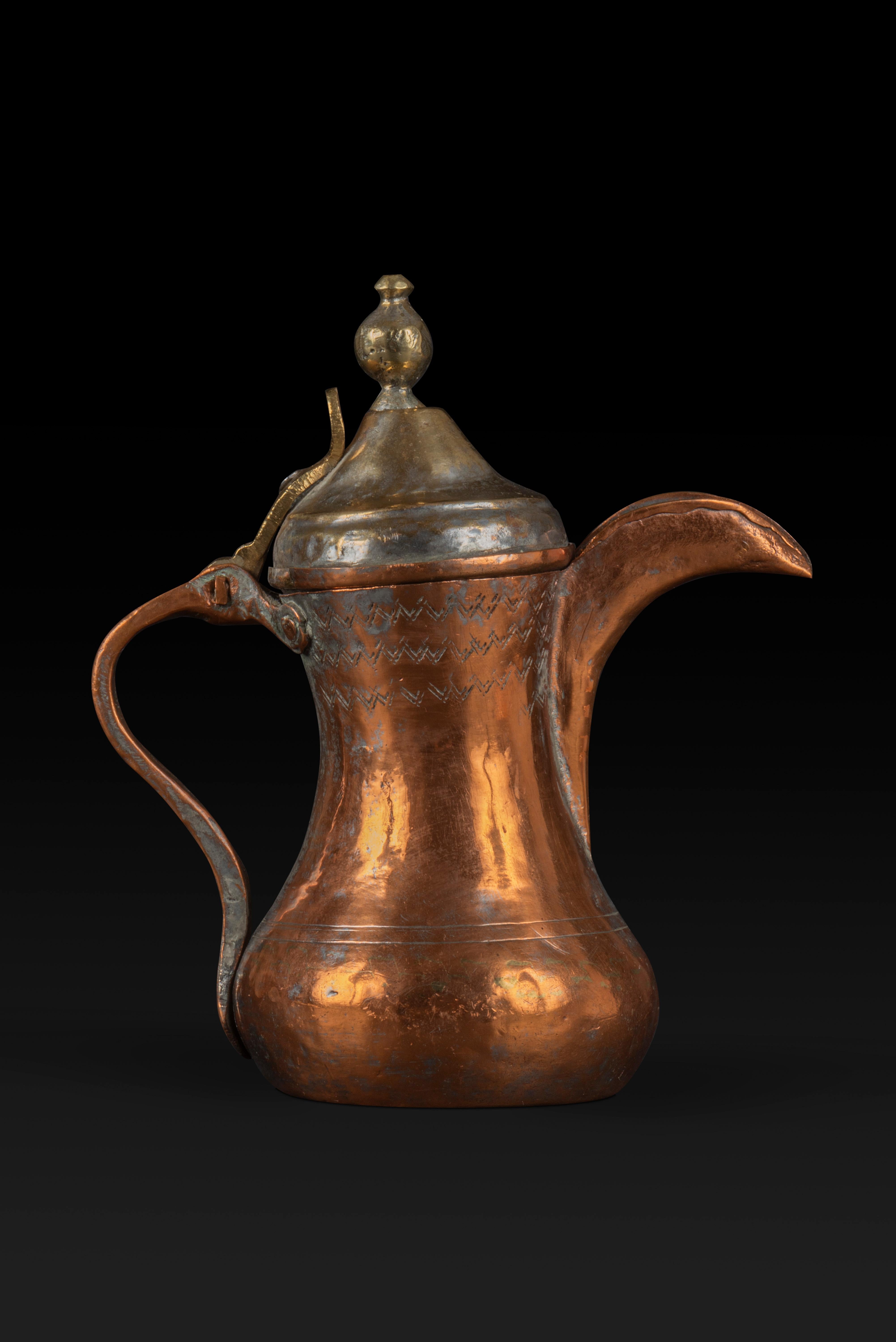Cafetera Dallah: una obra maestra de la hospitalidad y el arte árabes siglo XX en venta