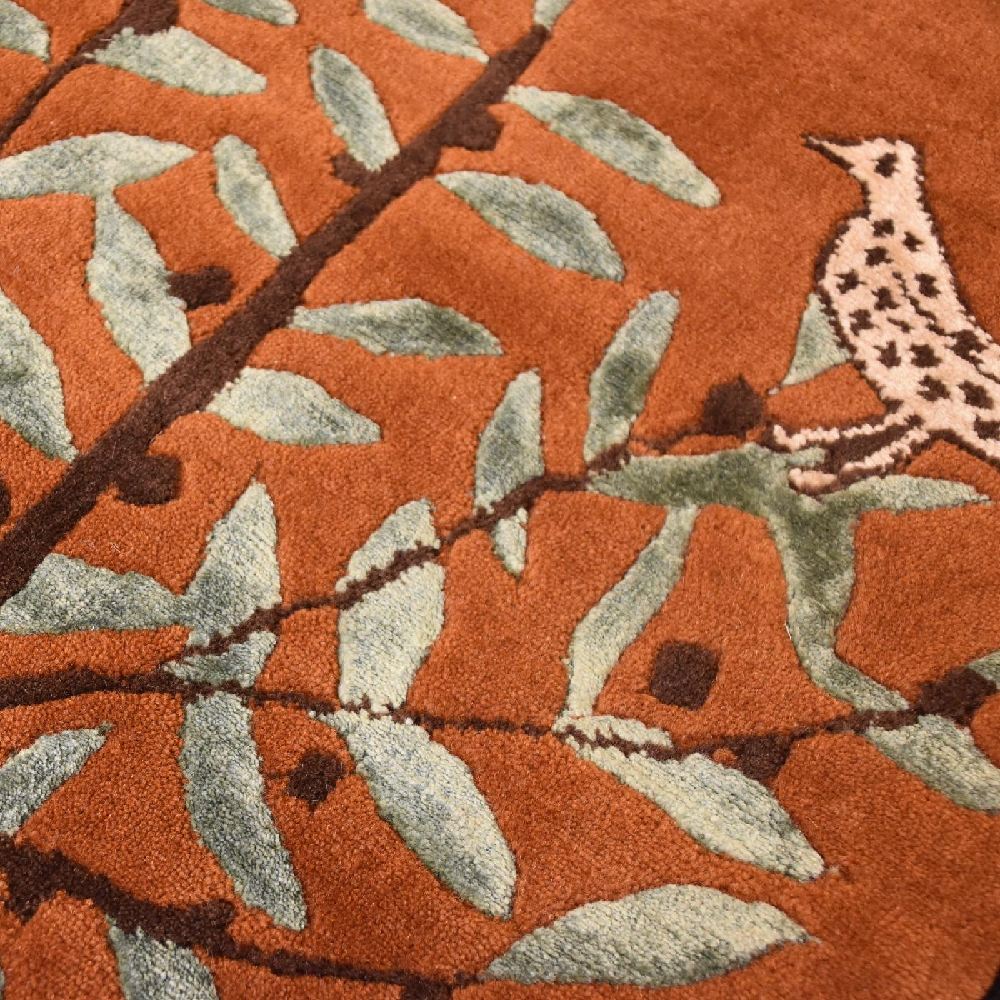 Als Teil einer Serie von Teppichen, die von Linde Burkhardt entworfen wurden, erinnert dieser prächtige Teppich auf poetische Weise an das tägliche Leben und die Kultur des antiken etruskischen Volkes. Das Thema des Lebens in Freude wird durch eine