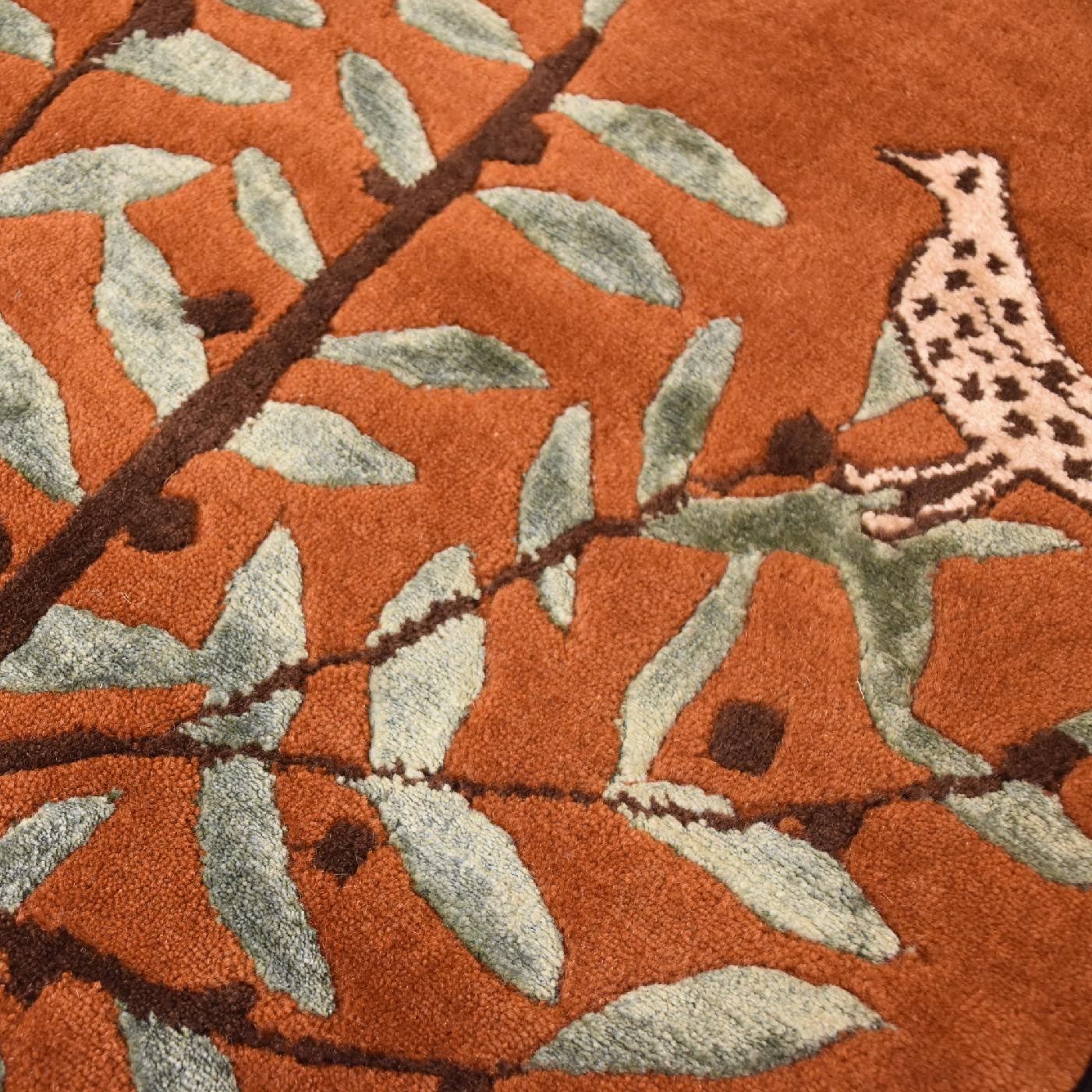 Esta magnífica alfombra, que forma parte de una serie de alfombras diseñadas por Linde Burkhardt, evoca poéticamente la vida cotidiana y la cultura del antiguo pueblo etrusco. El tema de vivir con alegría está representado por una figura masculina,