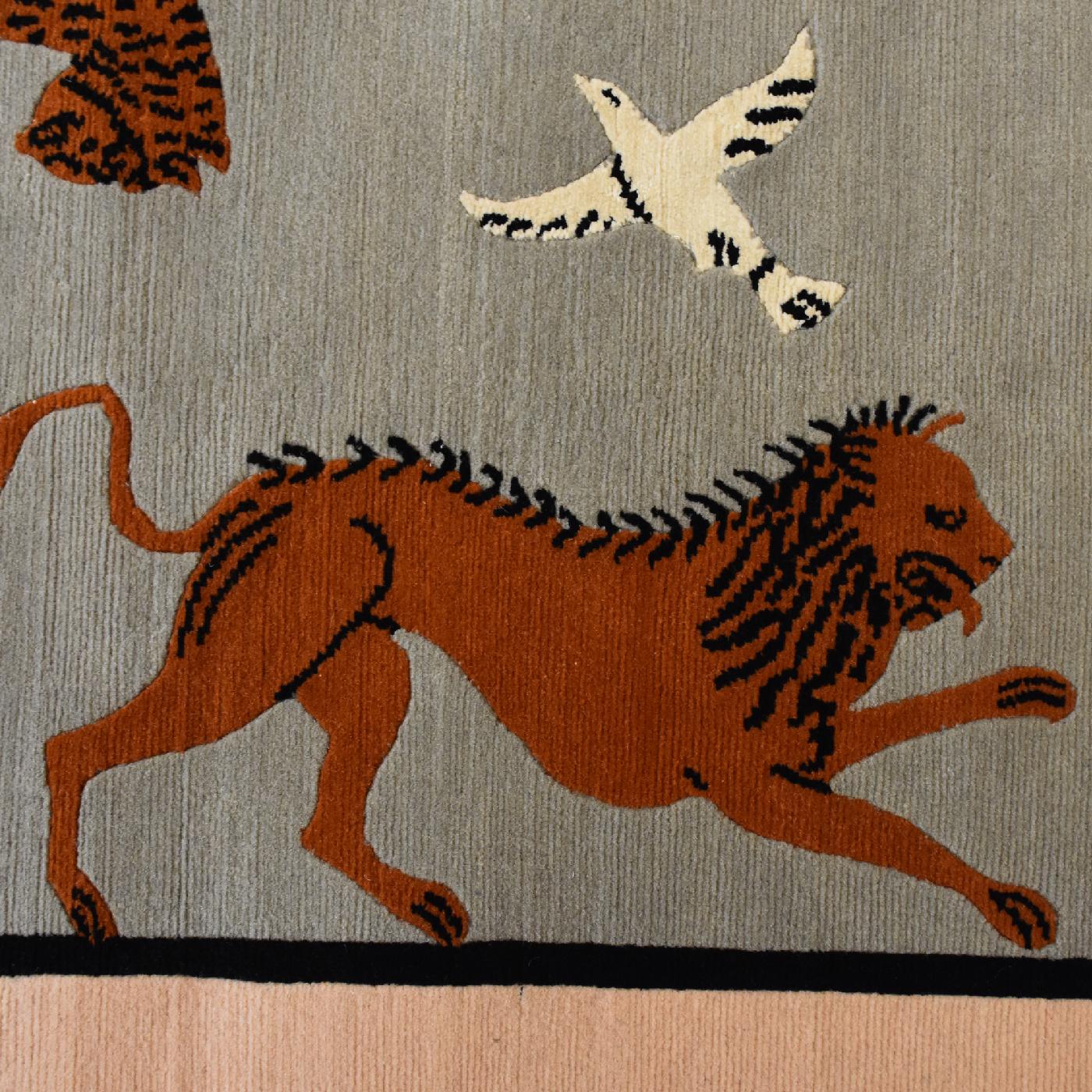 Los elementos de esta exquisita alfombra, tejida a mano en Nepal con lana tibetana, se unen en torno a un tema central: las alegres representaciones del reino animal que aparecen en todos los artefactos etruscos. Esta alfombra, que forma parte de
