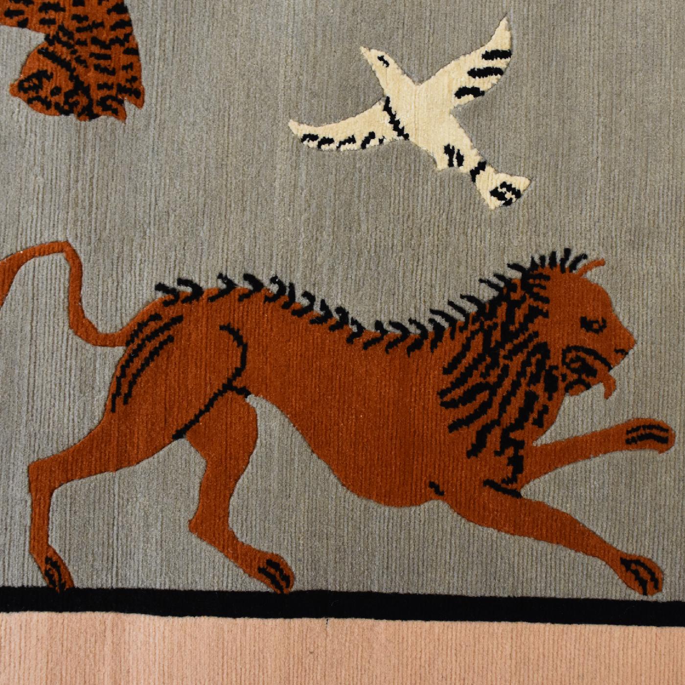 Les éléments de ce tapis exquis, tissé à la main au Népal en laine tibétaine, s'articulent autour d'un thème central : les représentations joyeuses du règne animal telles qu'elles figurent sur tous les artefacts étrusques. Faisant partie d'une