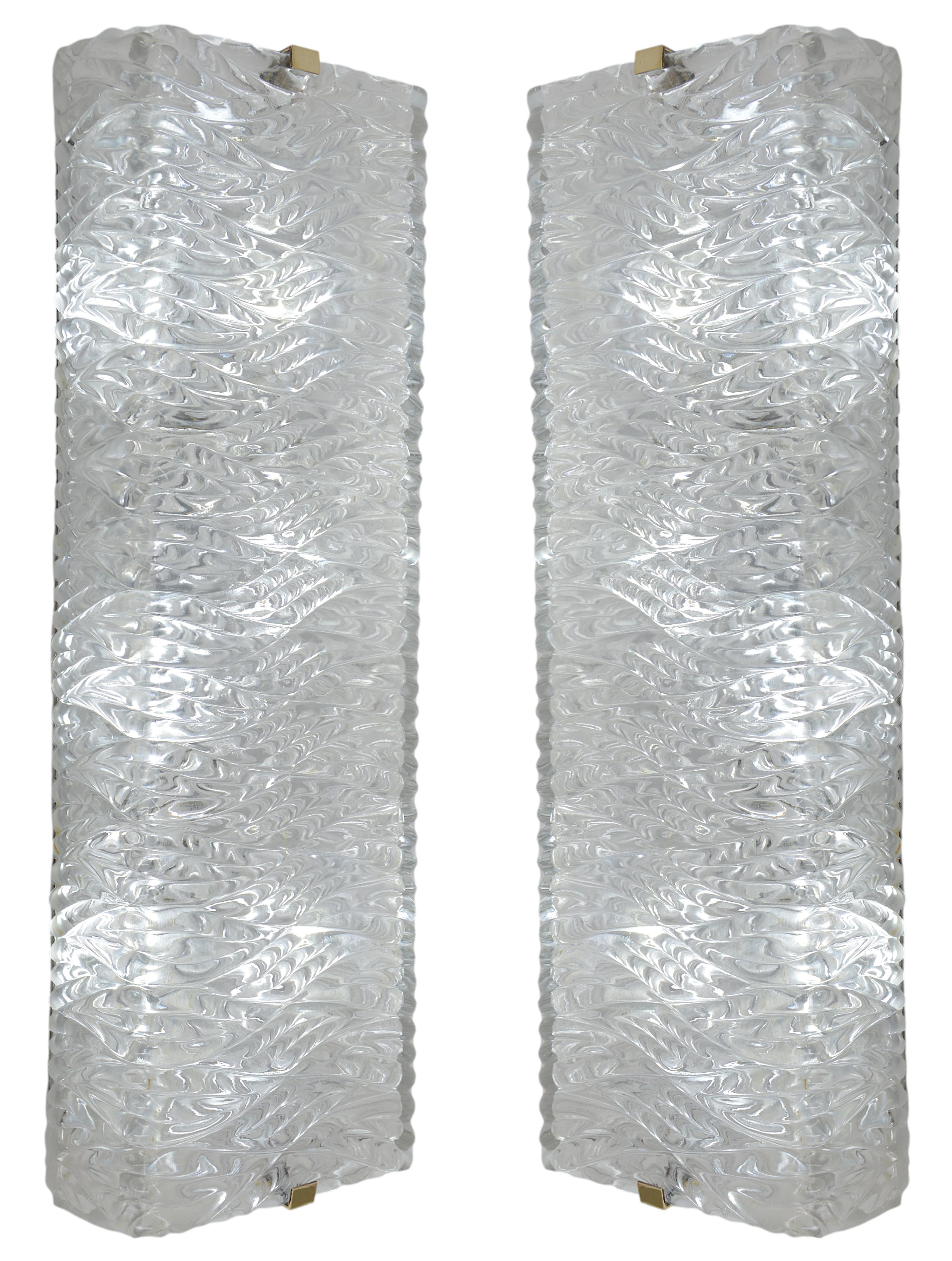 1 bis 3 Wandleuchten aus der Mitte des Jahrhunderts von Dallux (Paris), Frankreich, 1950er Jahre. Jede Wandleuchte besteht aus einem sehr dicken U-förmigen Glasschirm von Saint-Gobain, der mit zwei vernickelten Messingschrauben an einer Metallplatte