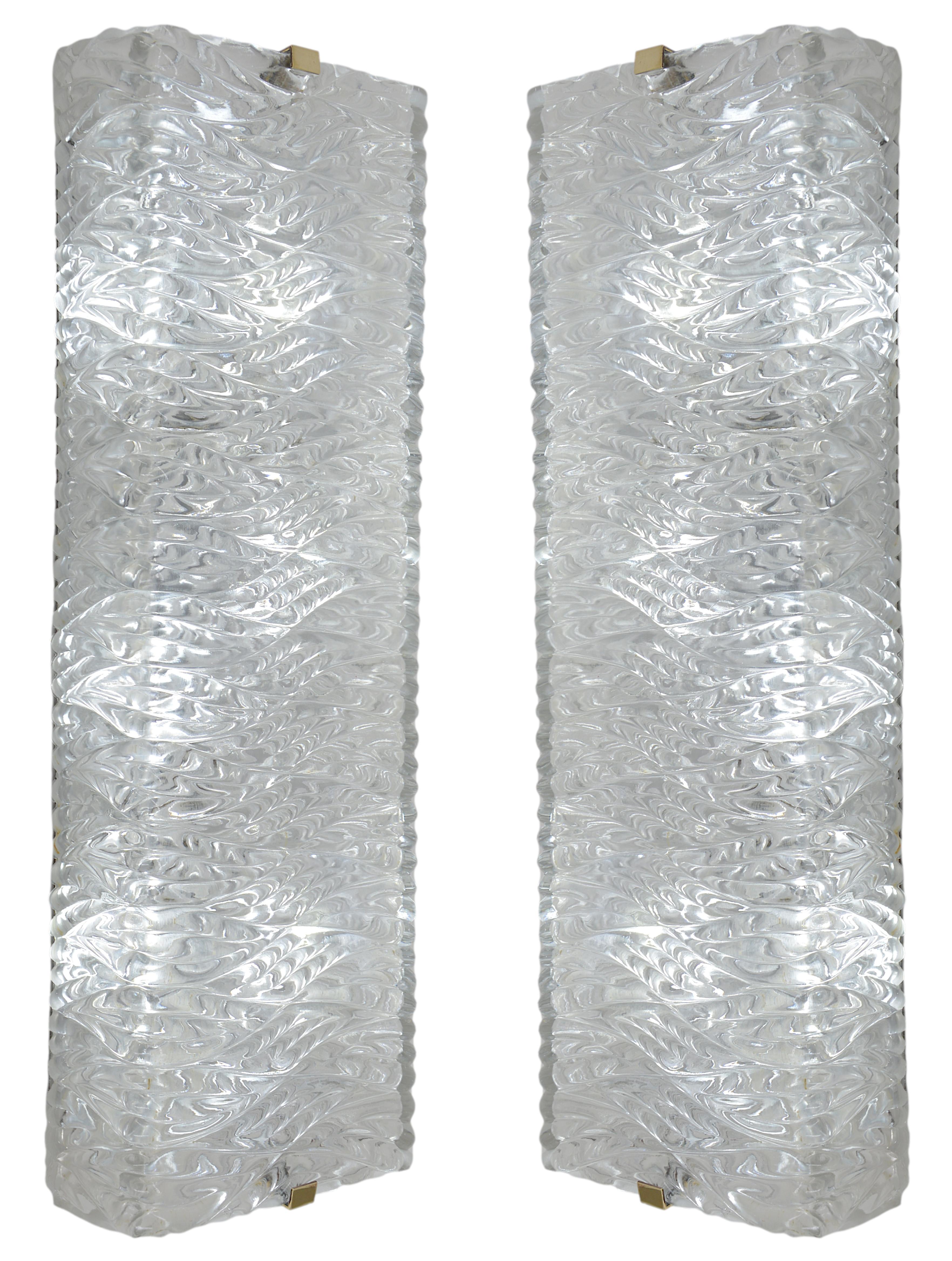 1 o 3 applique di metà secolo di Dallux (Parigi), Francia, anni Cinquanta. Ogni applique è composta da un paralume in vetro Saint Gobain a forma di U molto spesso, fissato a una piastra metallica tramite due viti in ottone nichelato. 6 luci