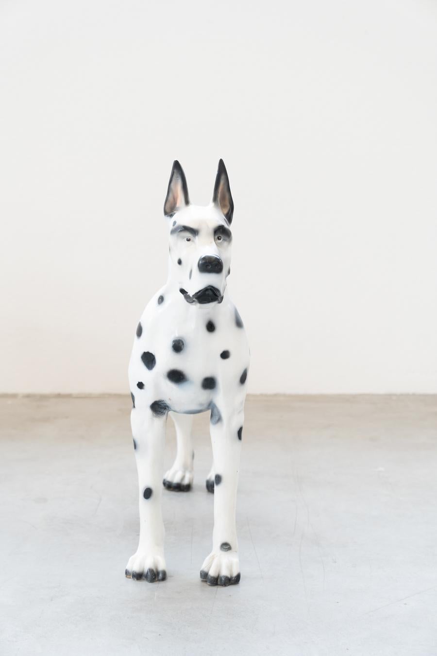 Chien dalmatien en résine des années 1970

une patte a été légèrement endommagée