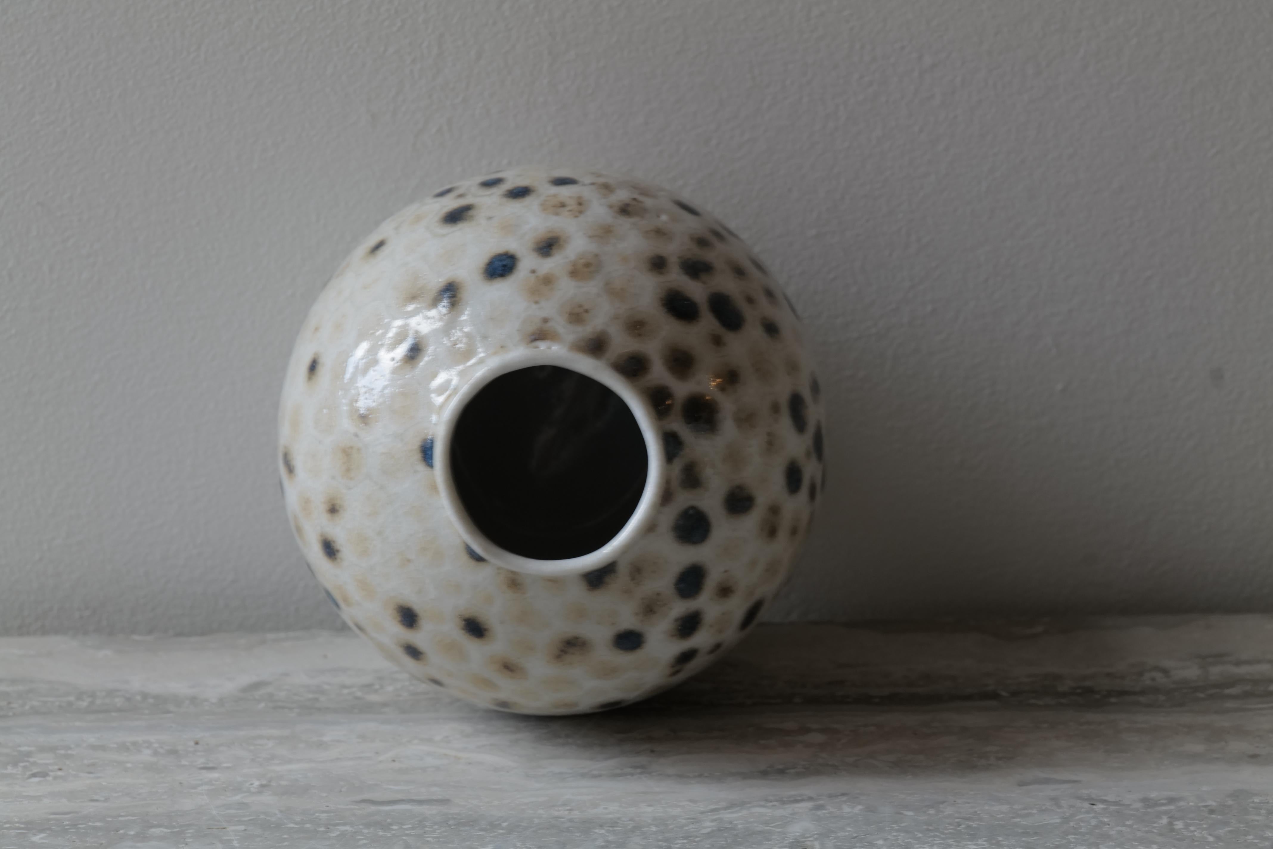 Dalmatiner Medium Globe Vase im Zustand „Neu“ im Angebot in New York City, NY