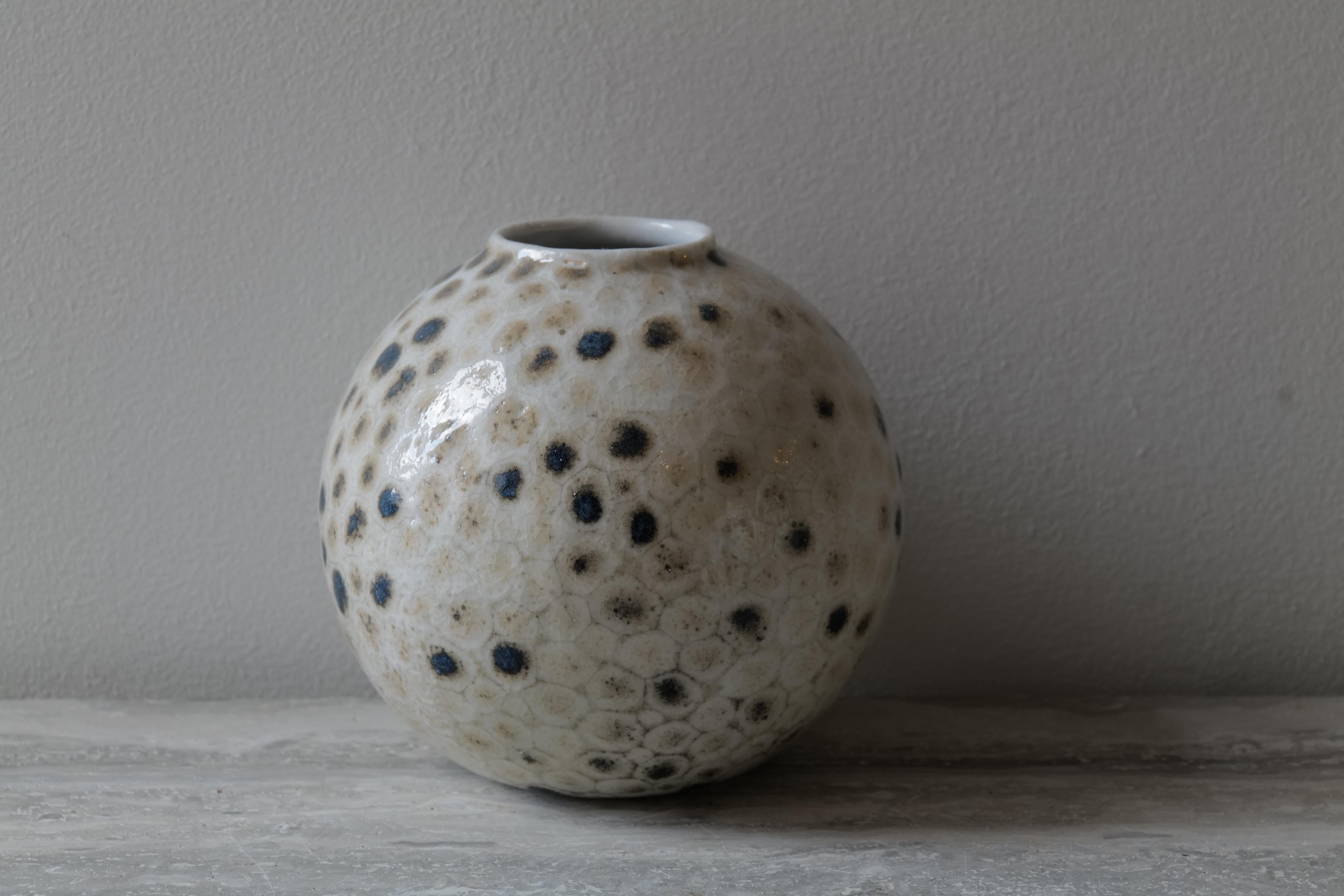 Dalmatiner Medium Globe Vase (21. Jahrhundert und zeitgenössisch) im Angebot