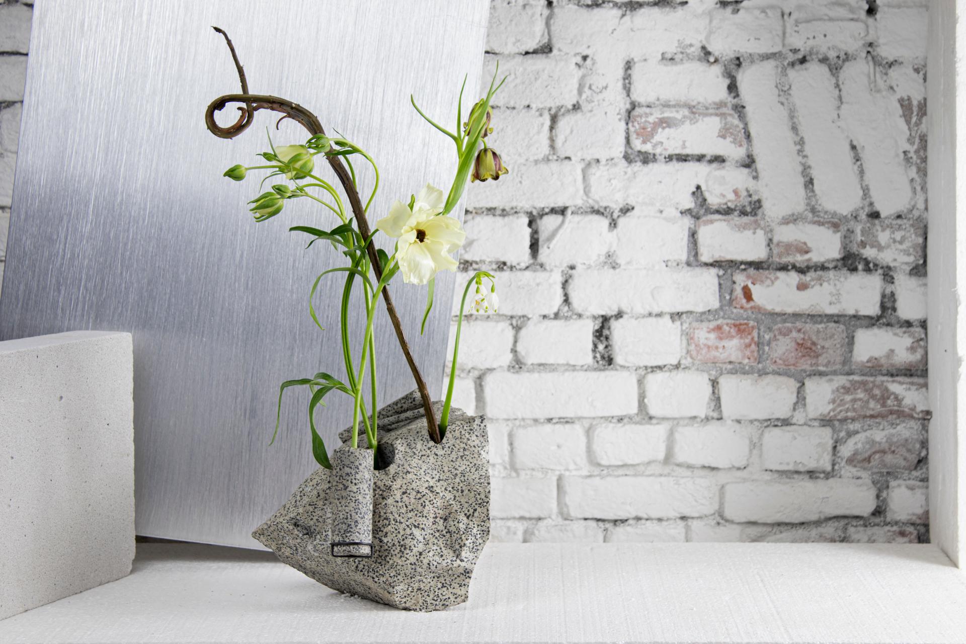 Moderno Vaso per fiori in diaspro dalmatico dello Studio A in vendita