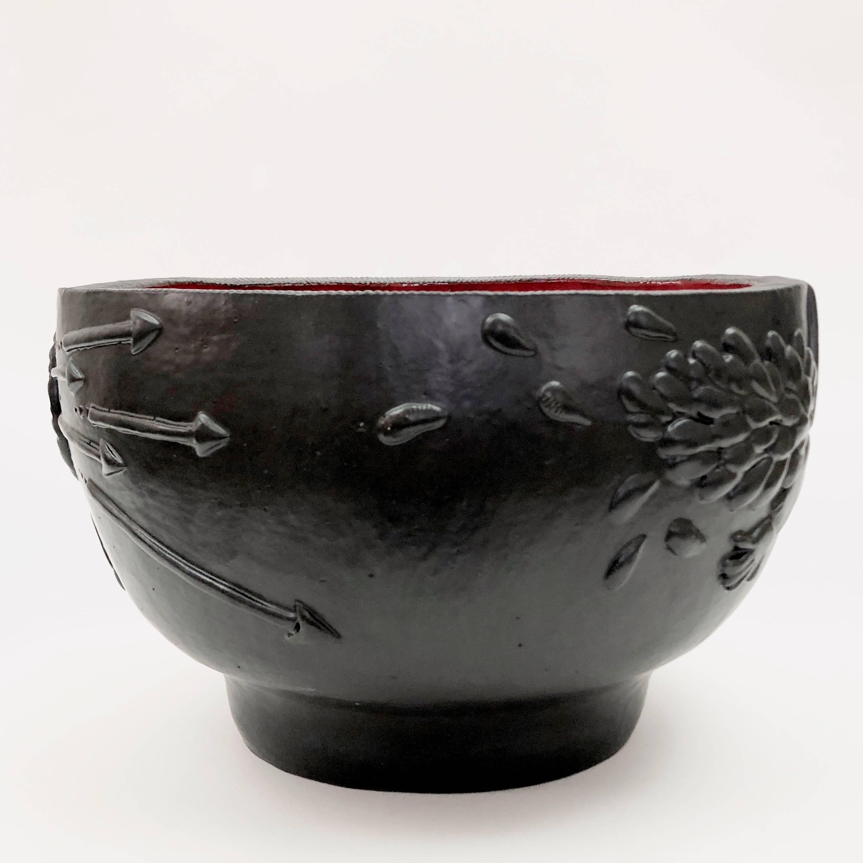 Large decorative ceramic bowl or centrepiece.
Stoneware glazed in matt black and glossy red, decorated with figurative and abstract elements that describe the Greek mythology famous story of the flight of Icarus.
One of a kind handcrafted piece
