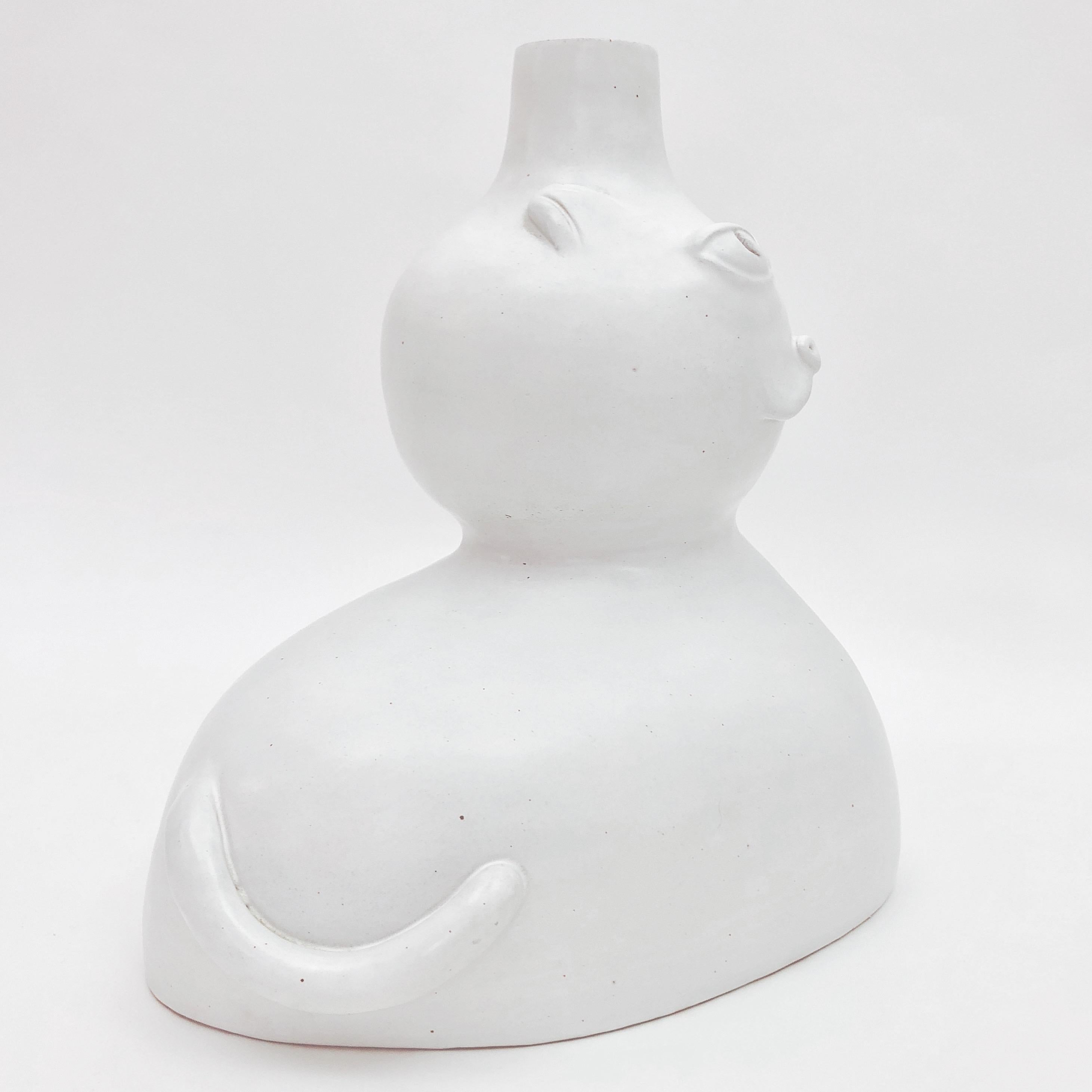 Ceramic sculpture forming table lamp-base in shape of a stylized cat, textured ceramic enameled in white.
One of a kind handmade artwork signed and numerated by the French ceramicists, Dalo. 

Height measurement concerns the ceramic sculpture
