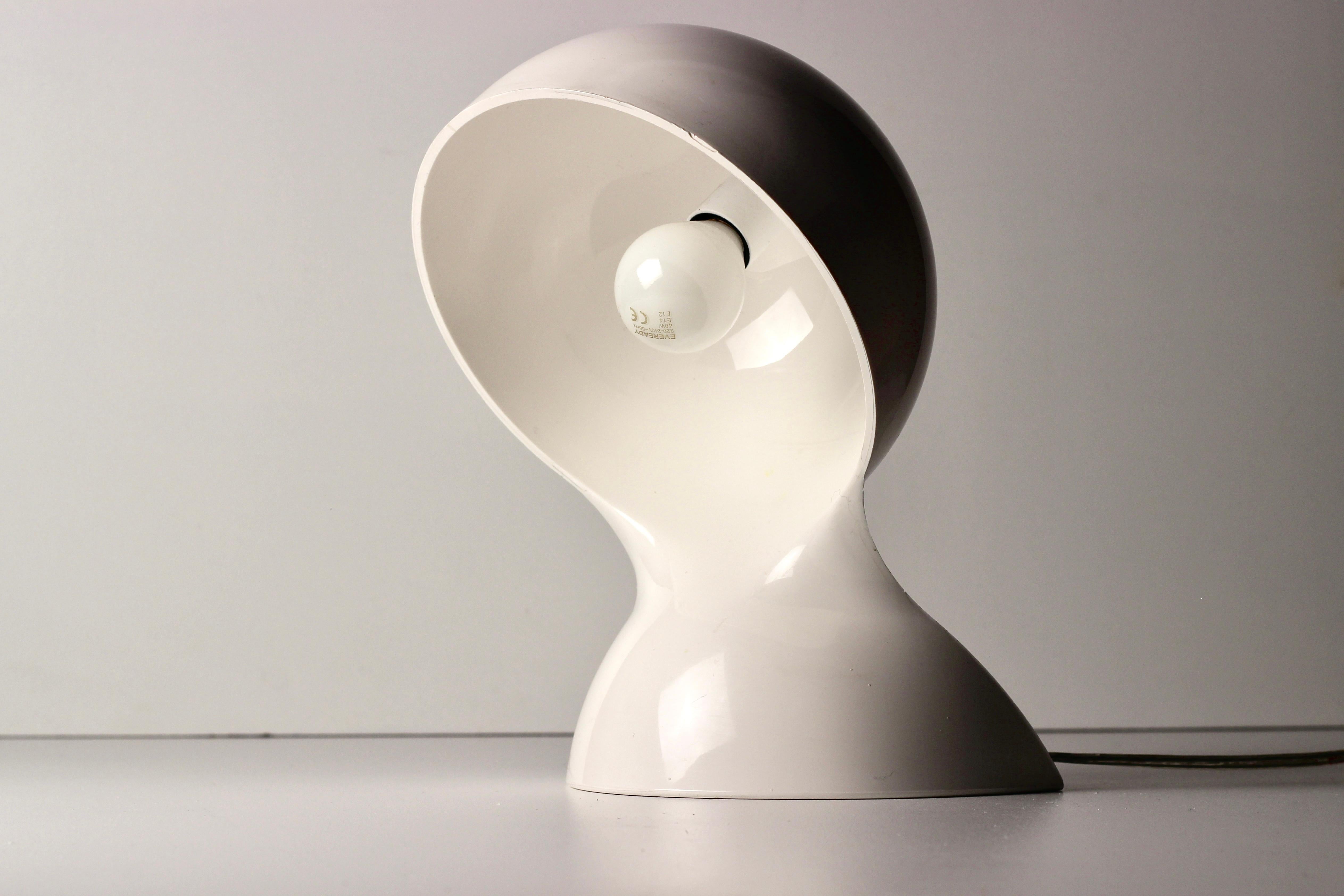 This rare table lamp was designed by Vico Magistretti for the Italian manufacture Artemide during the 1960s, it is one of 2 that we currently have in stock. The lamp is made from one main piece of white plastic. Dalù is one a wonderful expression of